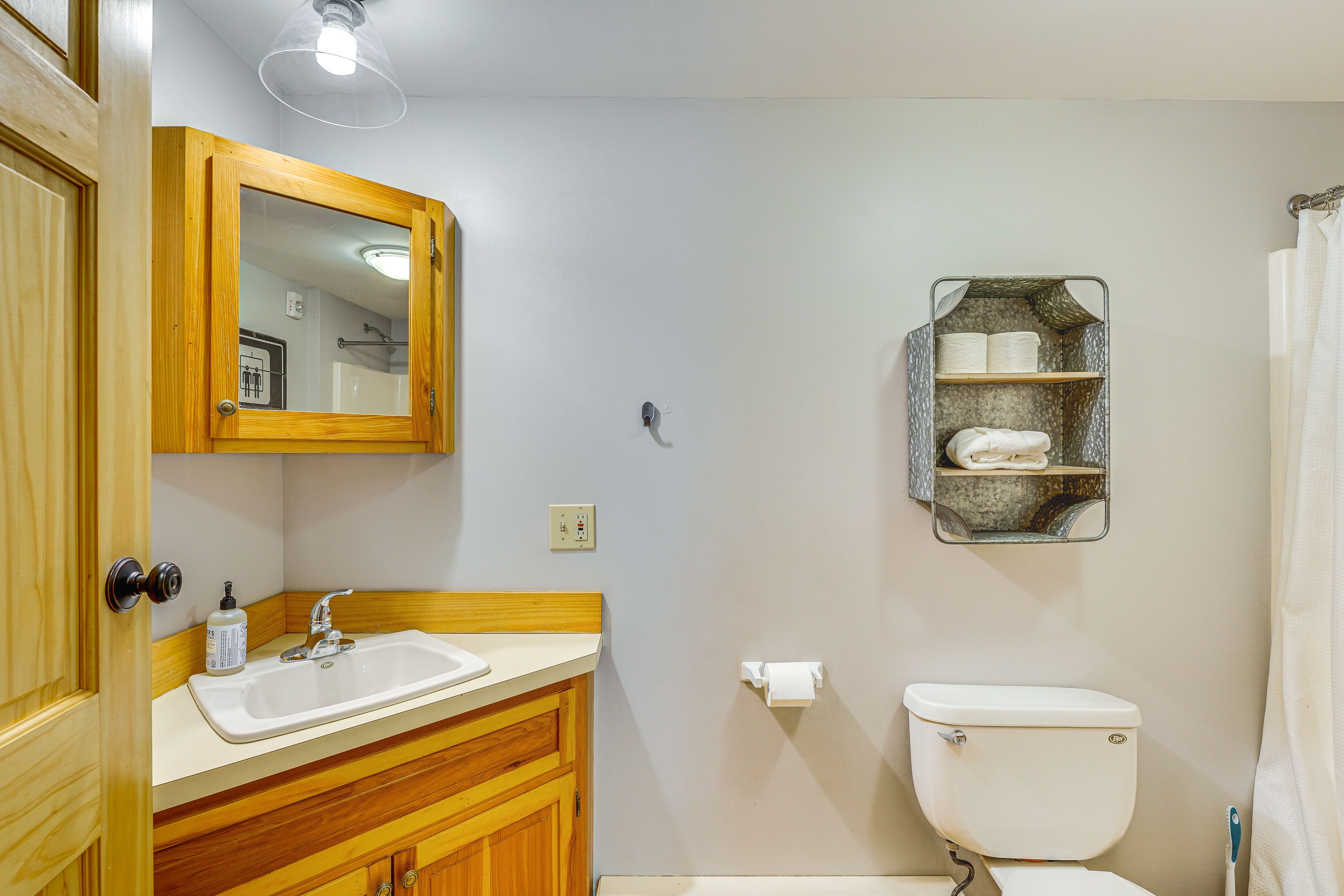Full Bathroom | 2nd Floor | Complimentary Toiletries