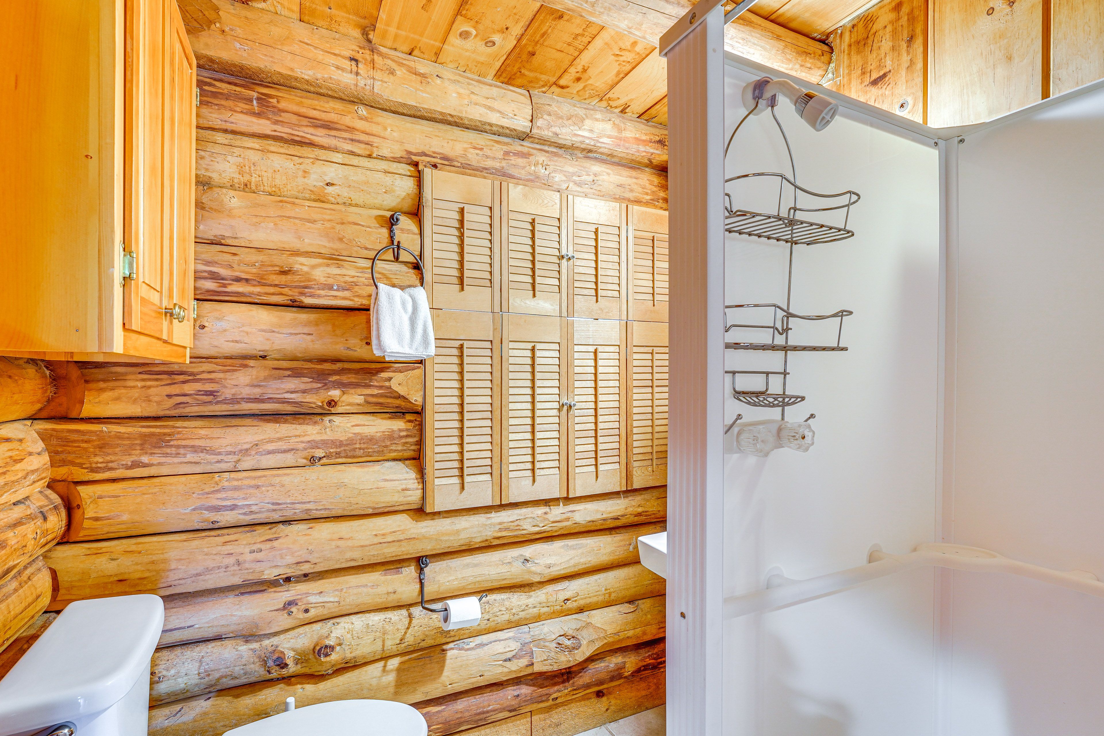 Full Bathroom | 1st Floor | Towels Provided