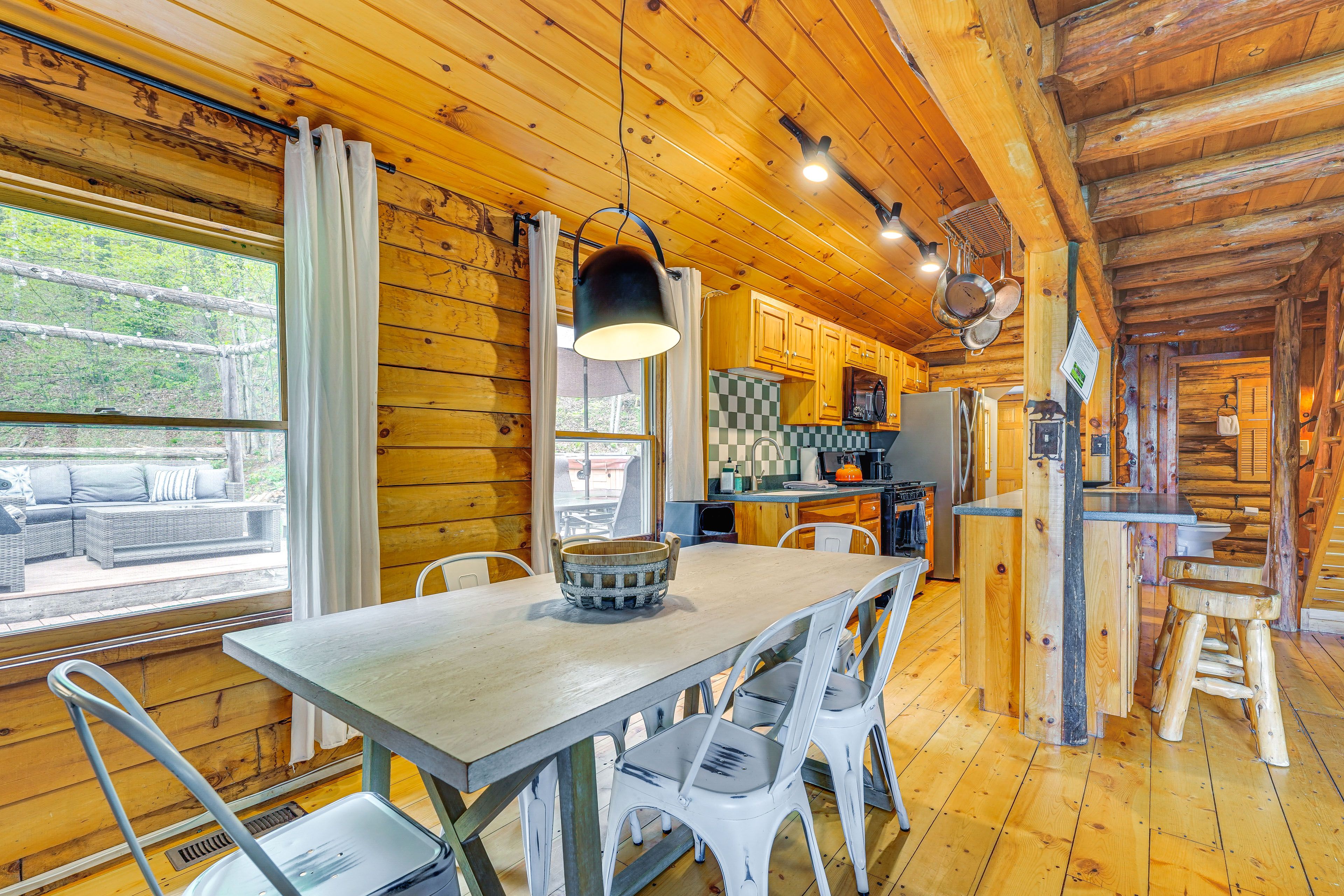 Dining Area | 1st Floor | Dining Table | Dishware/Flatware Provided