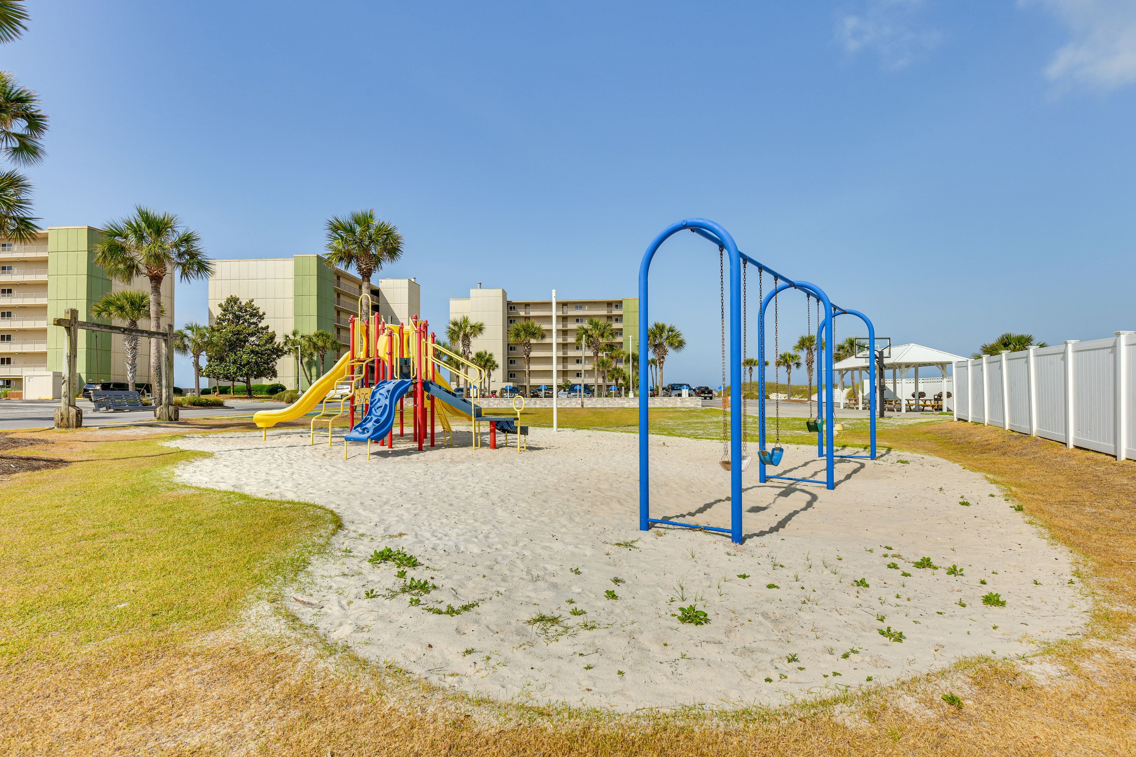 Community Amenities | Playground | Basketball Courts | Bocce Ball | Picnic Area