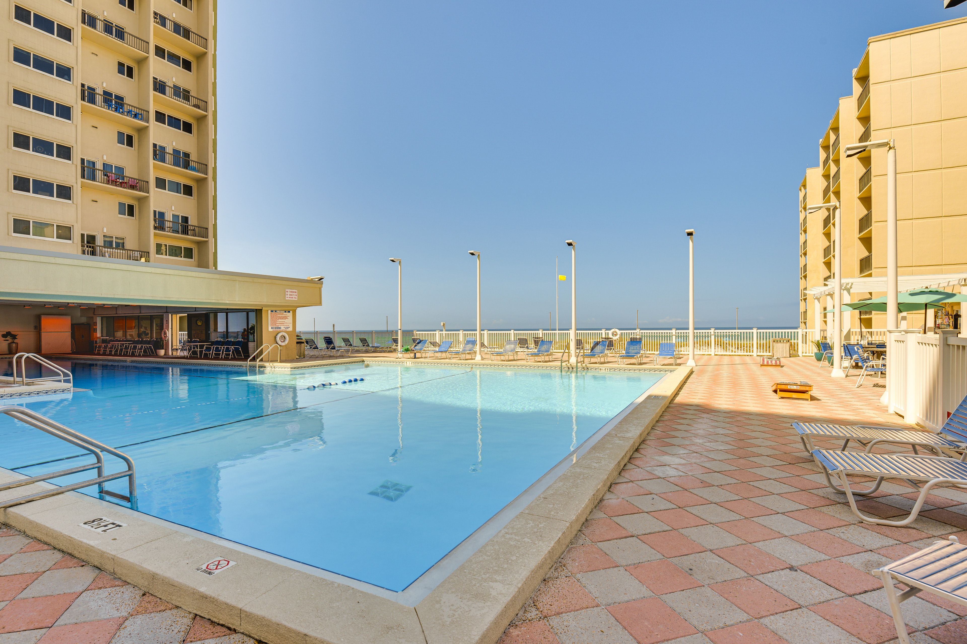 Community Amenities | Indoor/Outdoor Pool