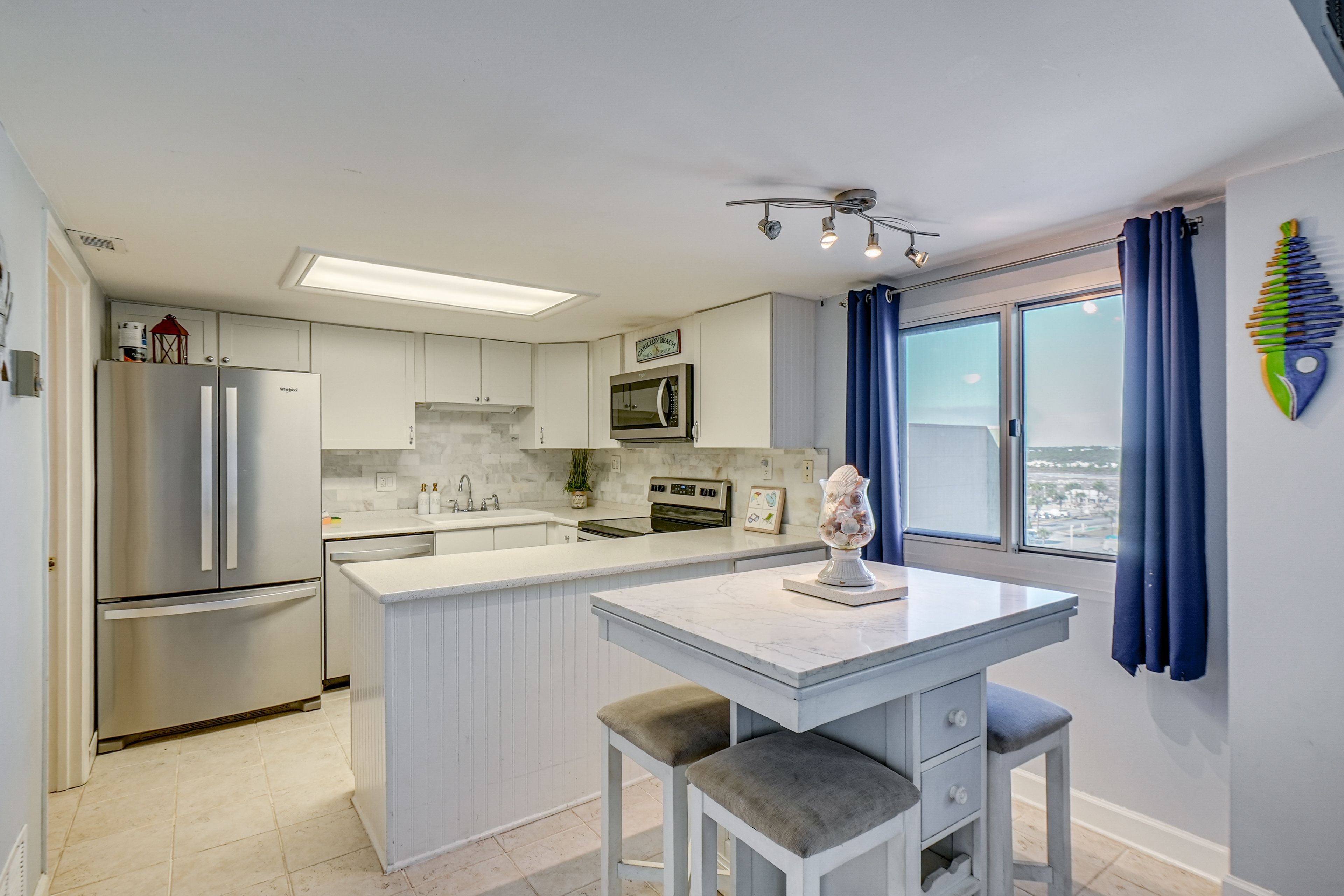 Dining Area | Dishes & Flatware Provided