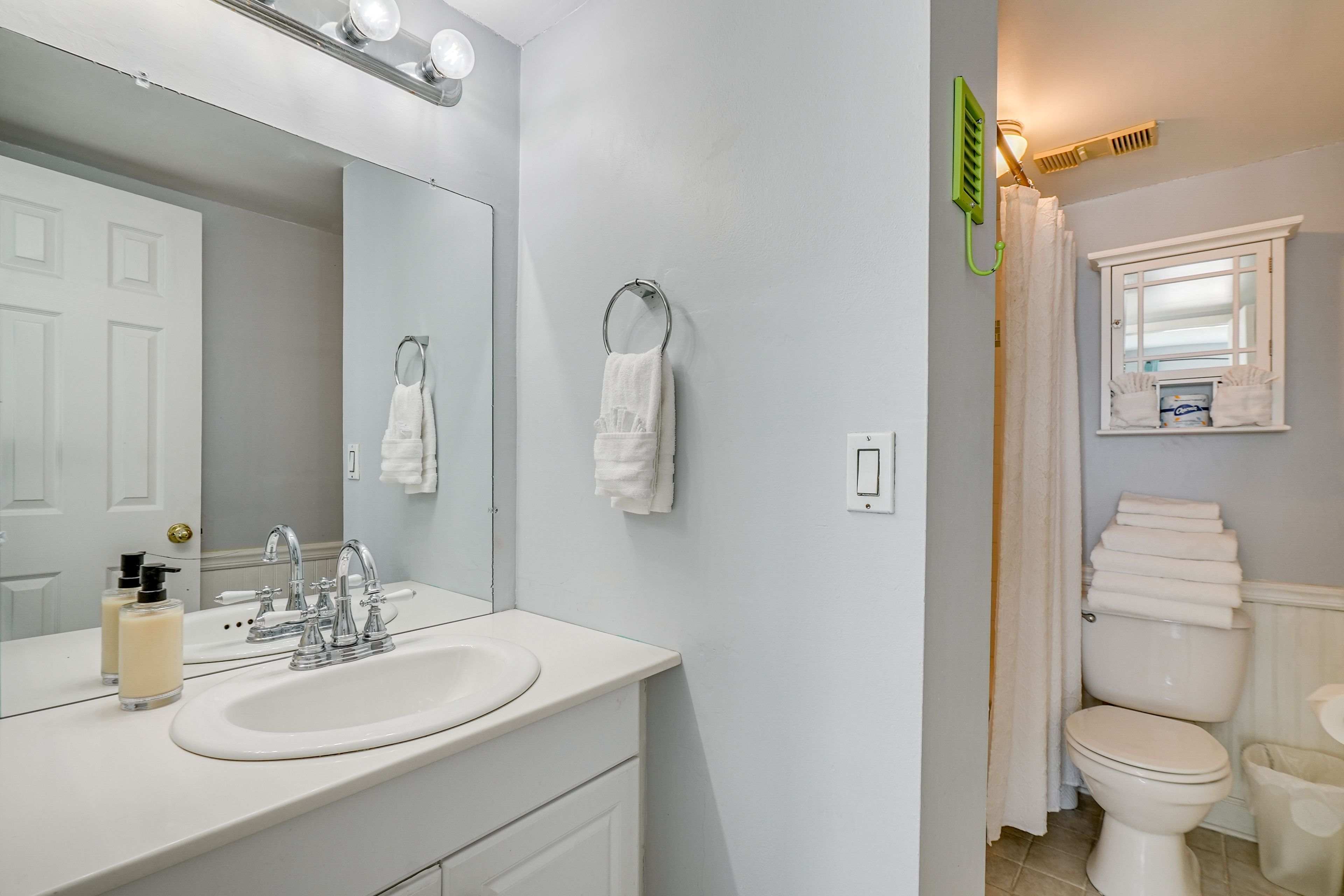 En-Suite Bathroom | Towels & Linens Provided
