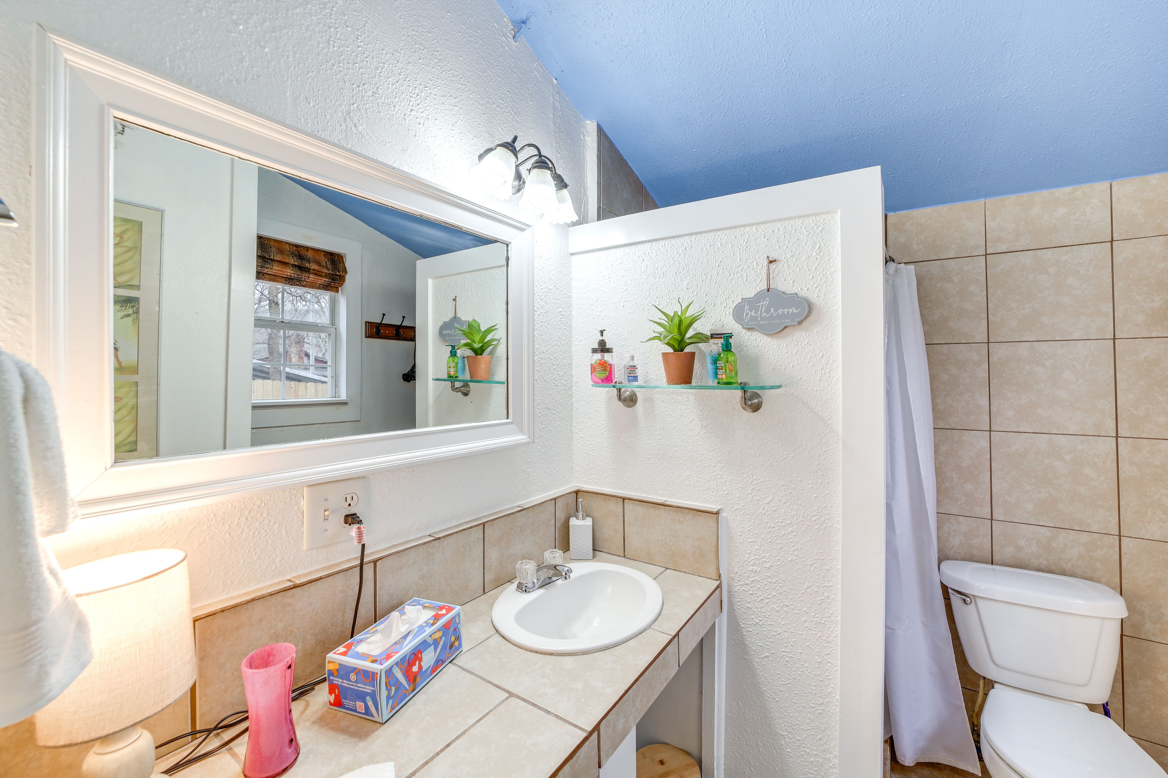 Full Bathroom | Towels Provided