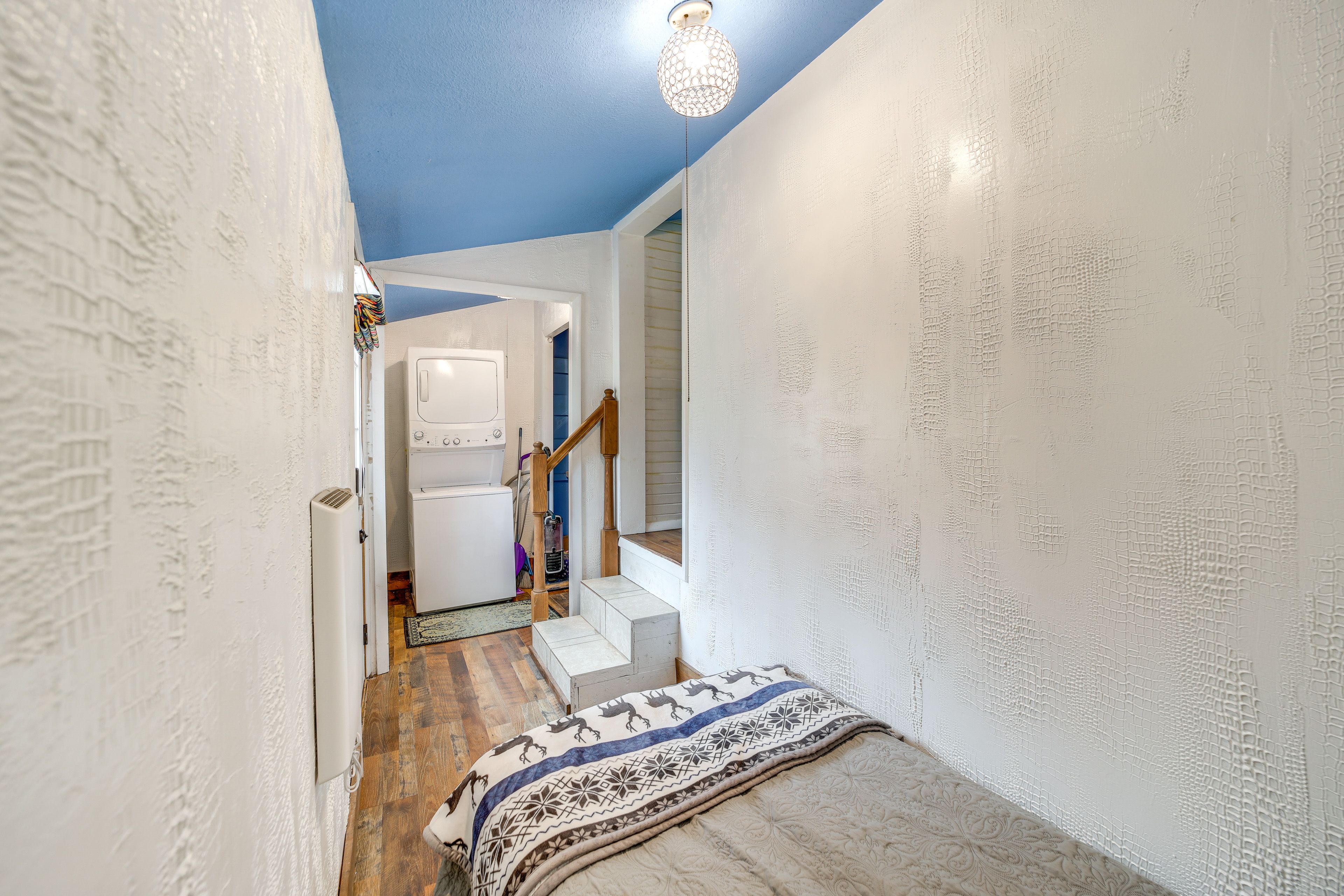 Sleeping Nook | Twin Bed | Washer/Dryer