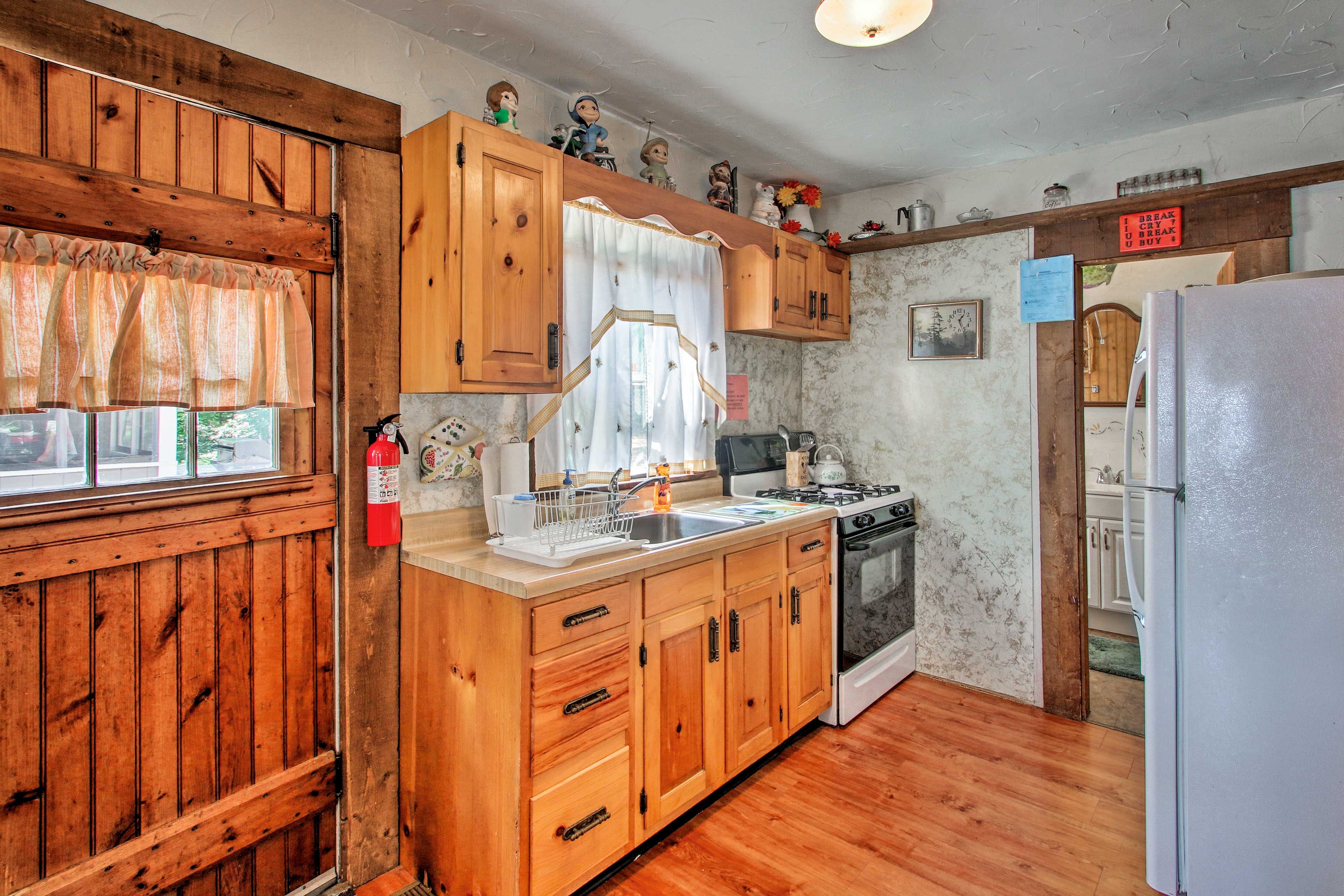 Easily make meals in the well-equipped kitchen!
