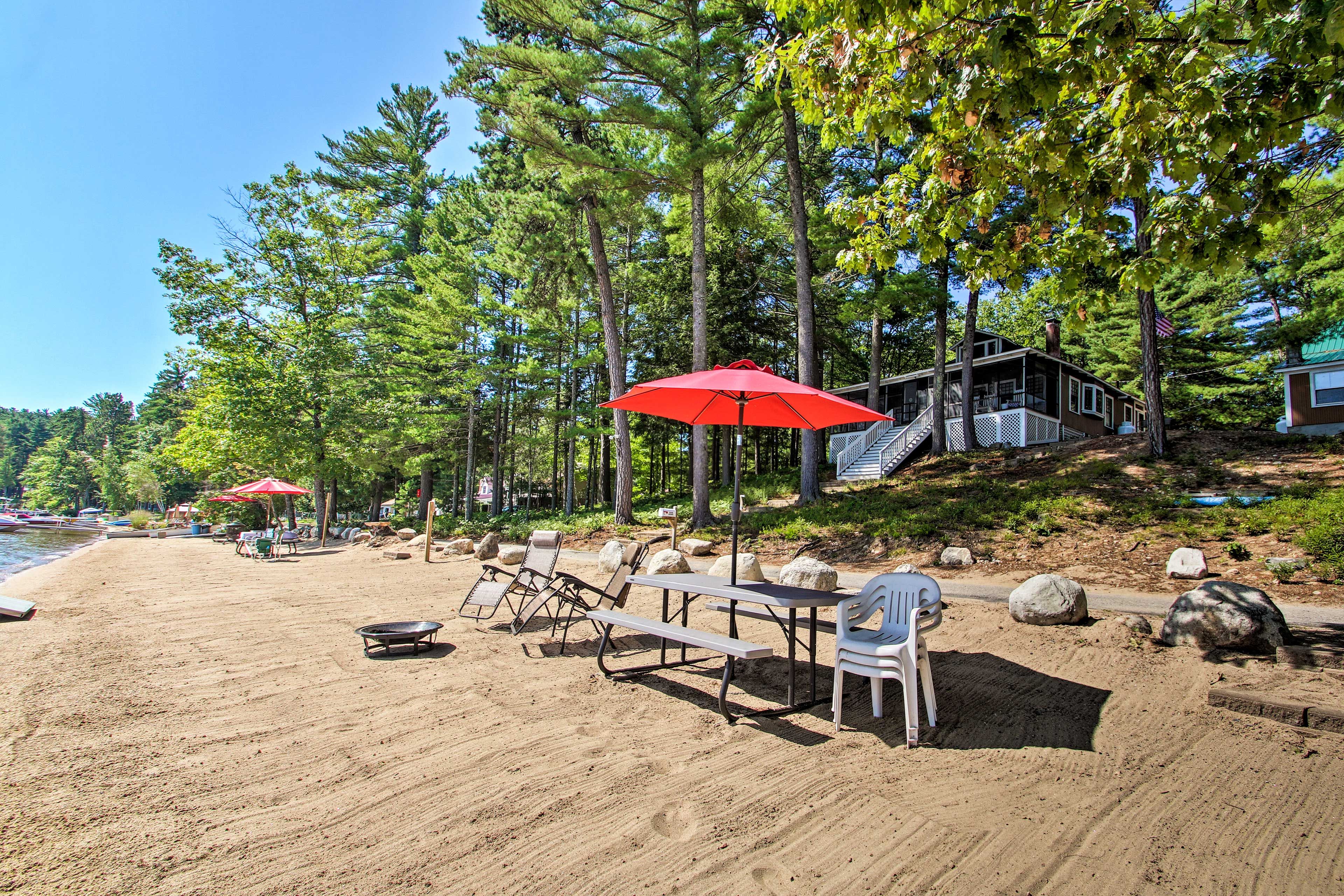 Sit under the shade of the umbrella as the kids make a splash.