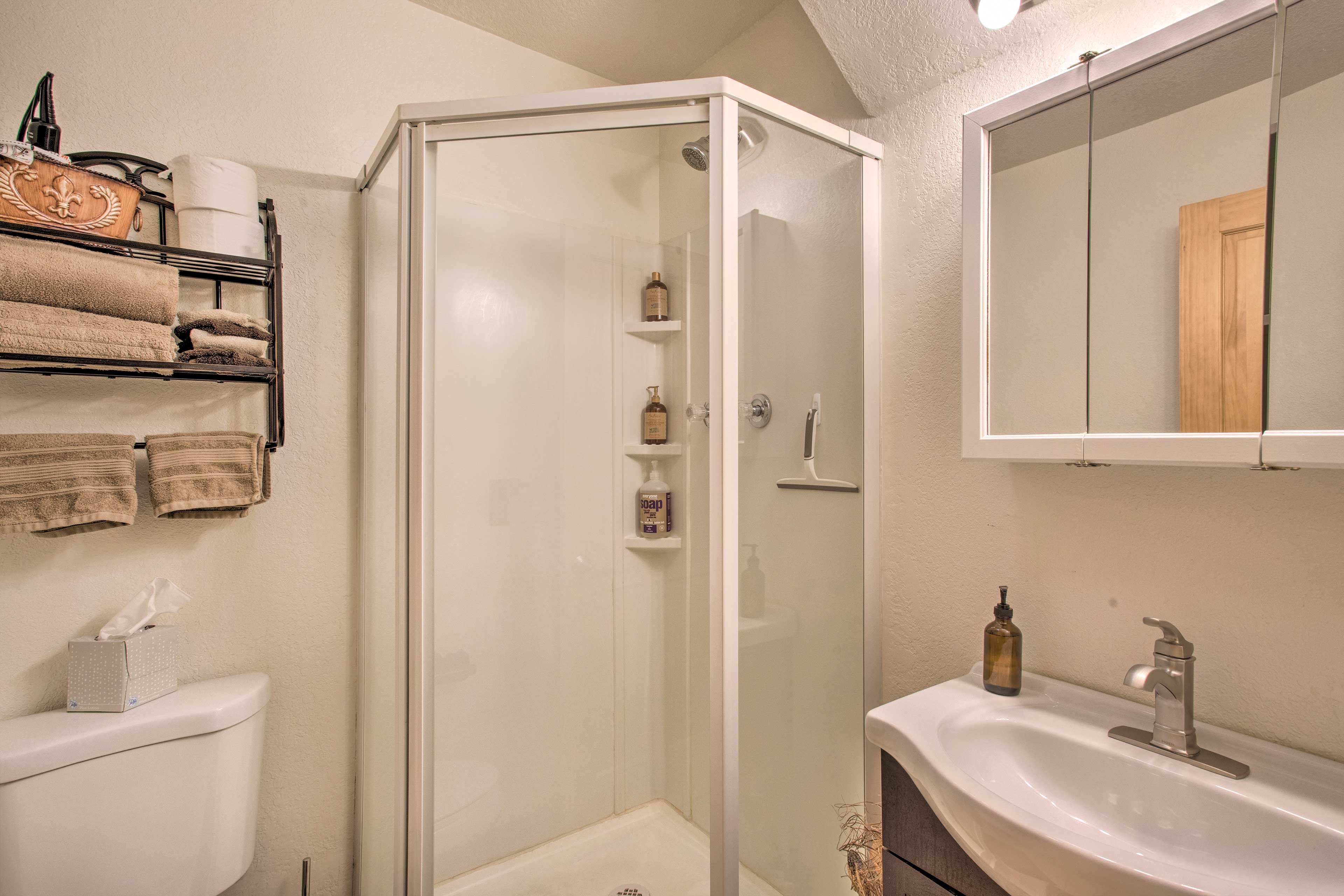 Full Bathroom | Towels Provided | Complimentary Toiletries