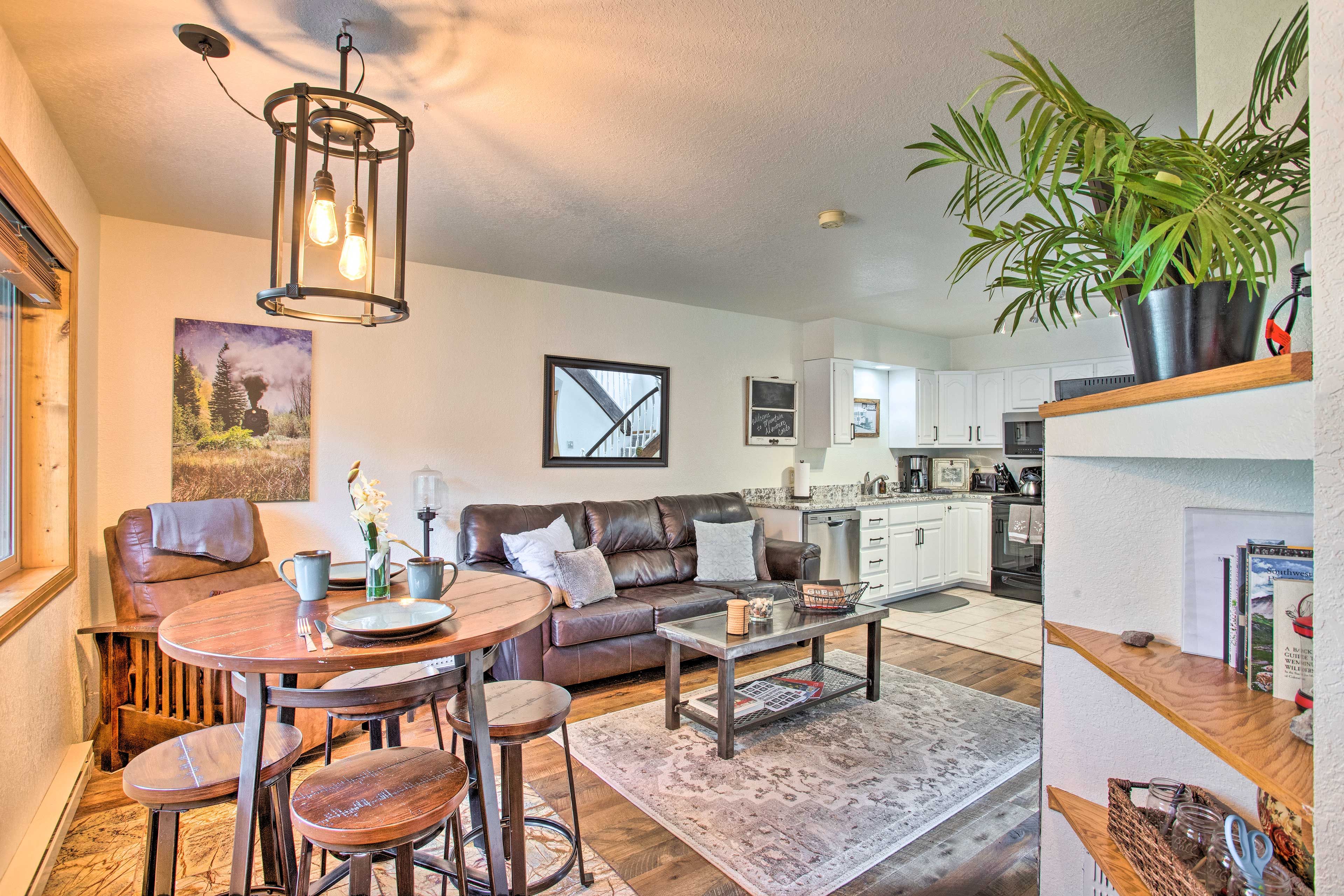 Living Room | High-Top Dining Table