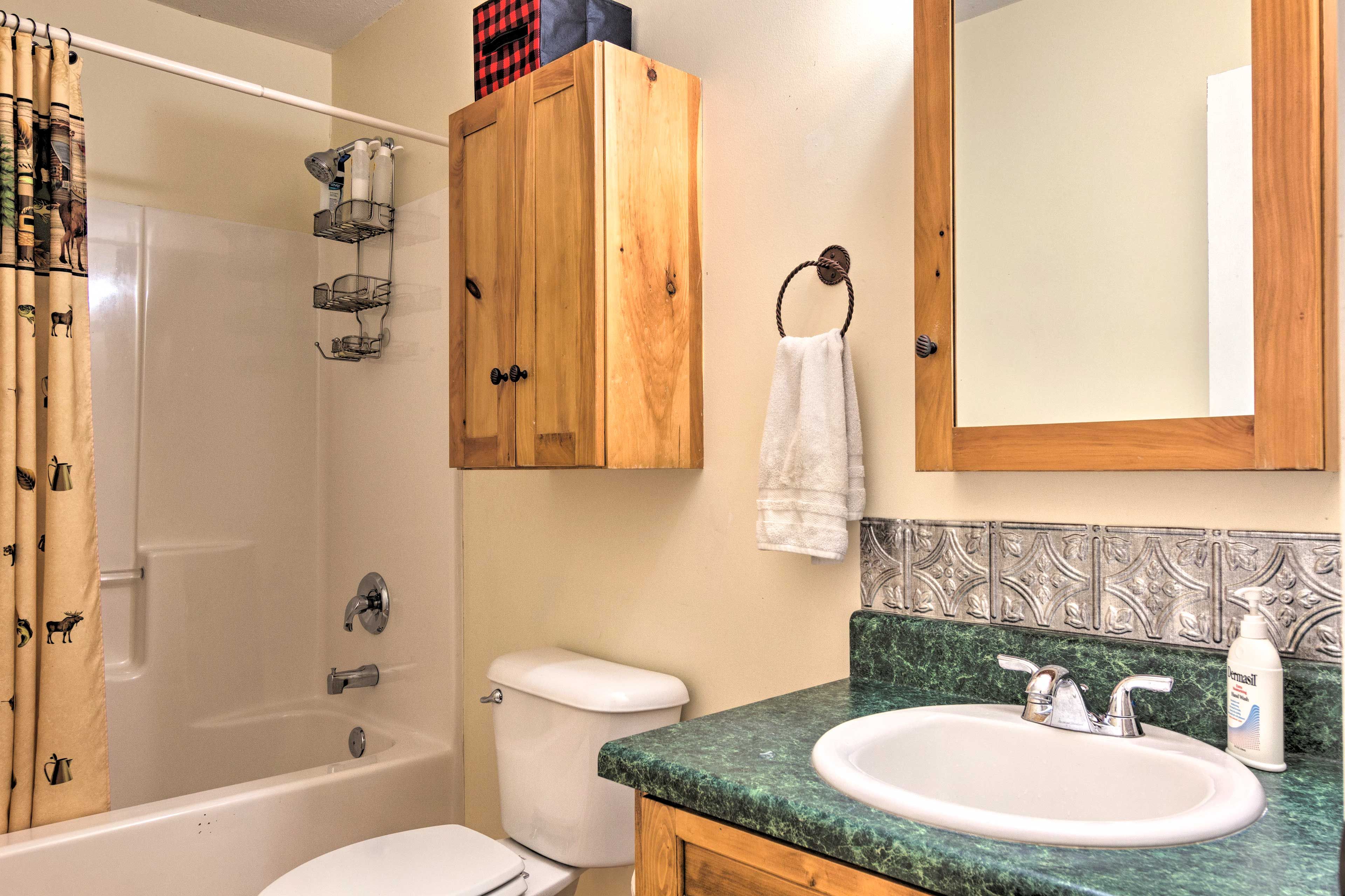 Full Bathroom | Towels Provided