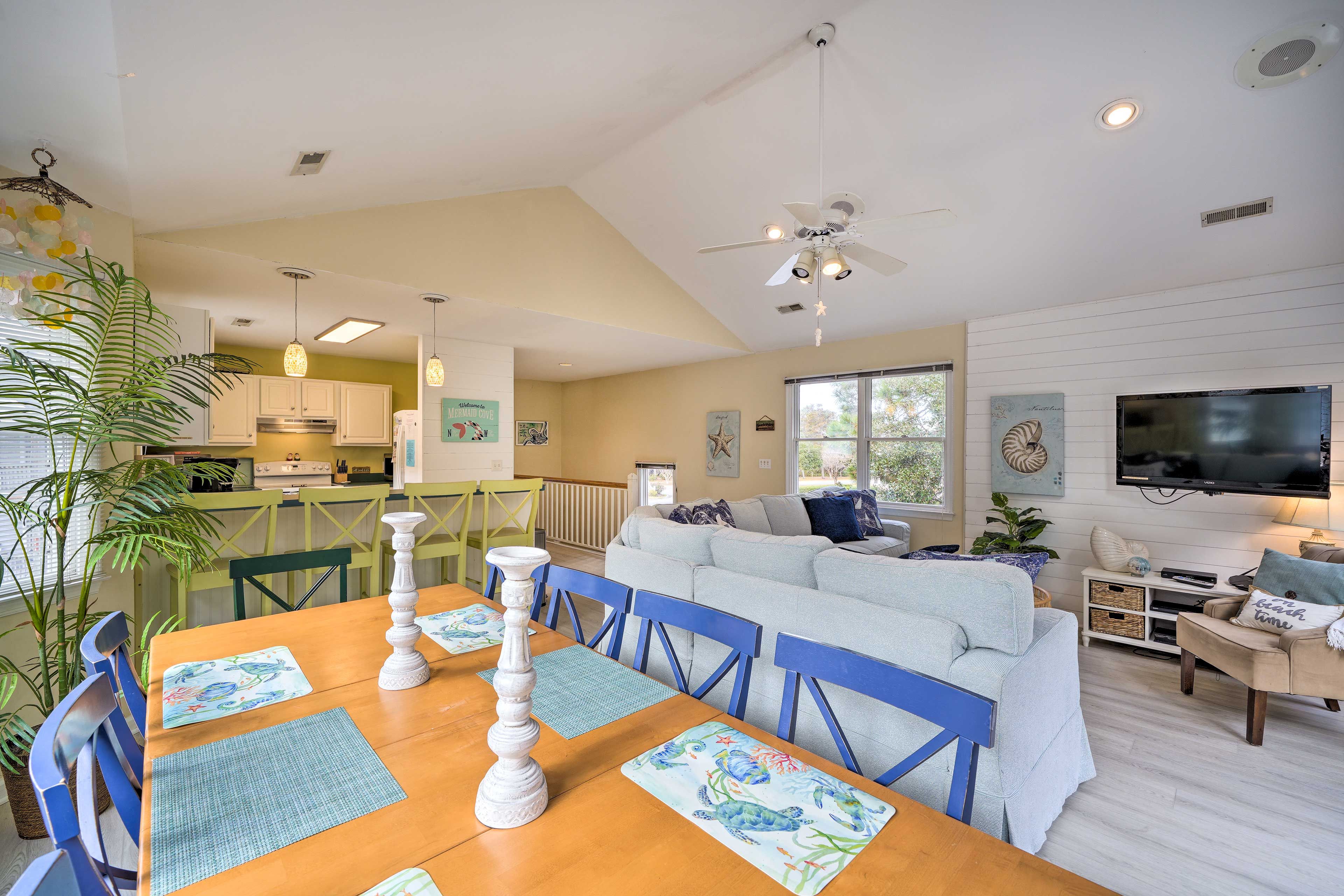 Dining Area | Dishware/Flatware Provided