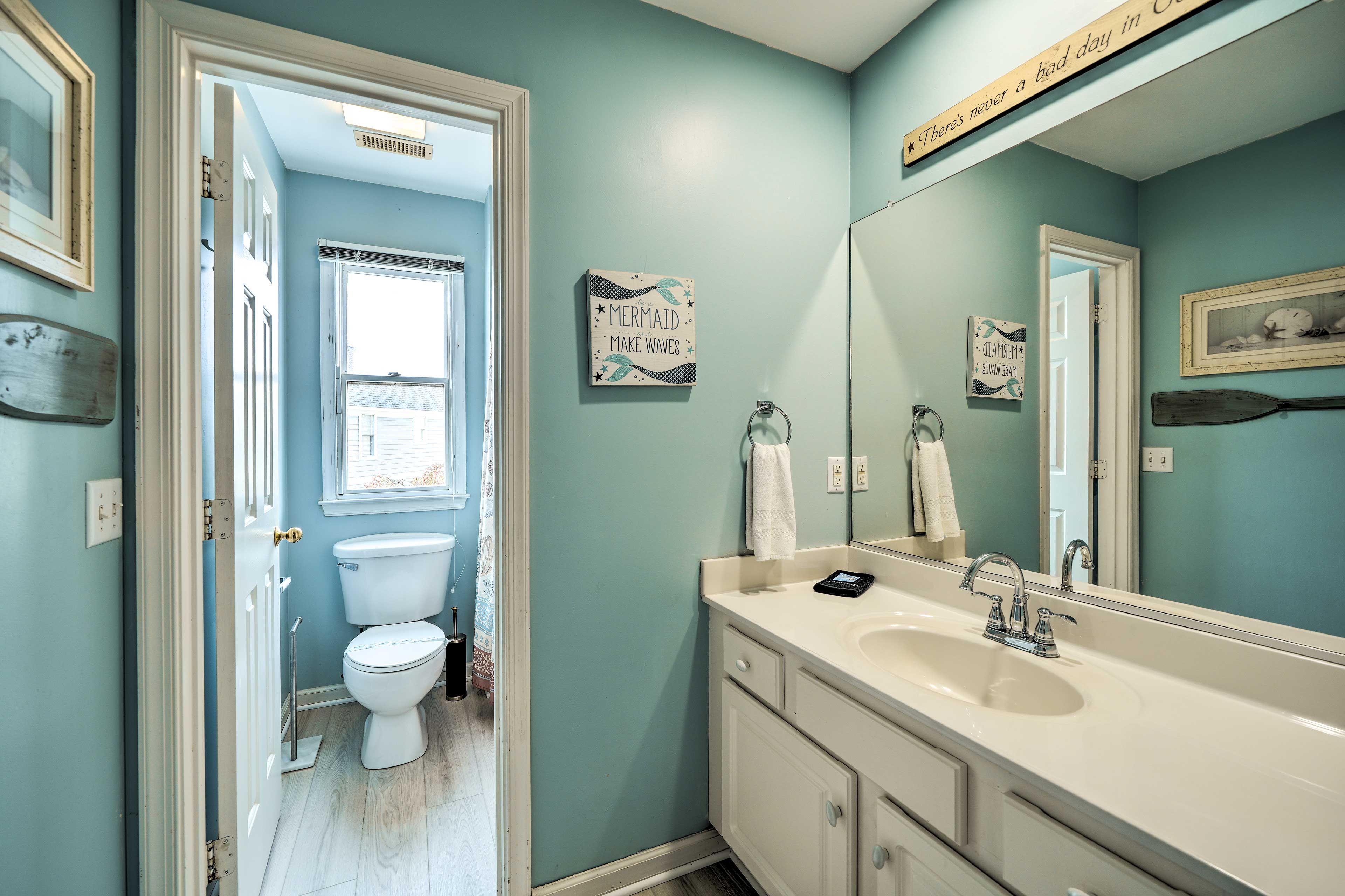 Full Bathroom | Towels Provided