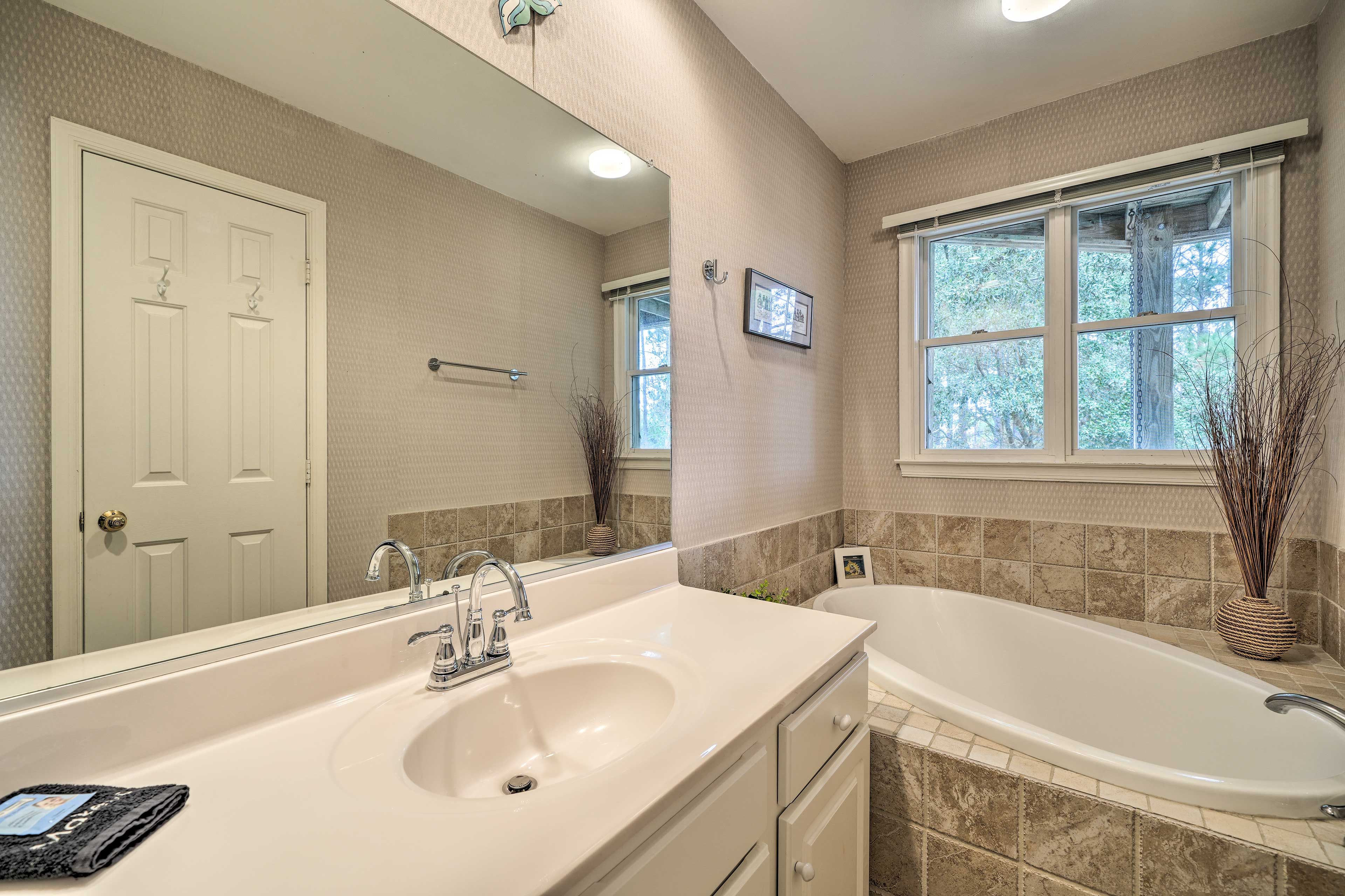 Full Bathroom | Toiletries Provided