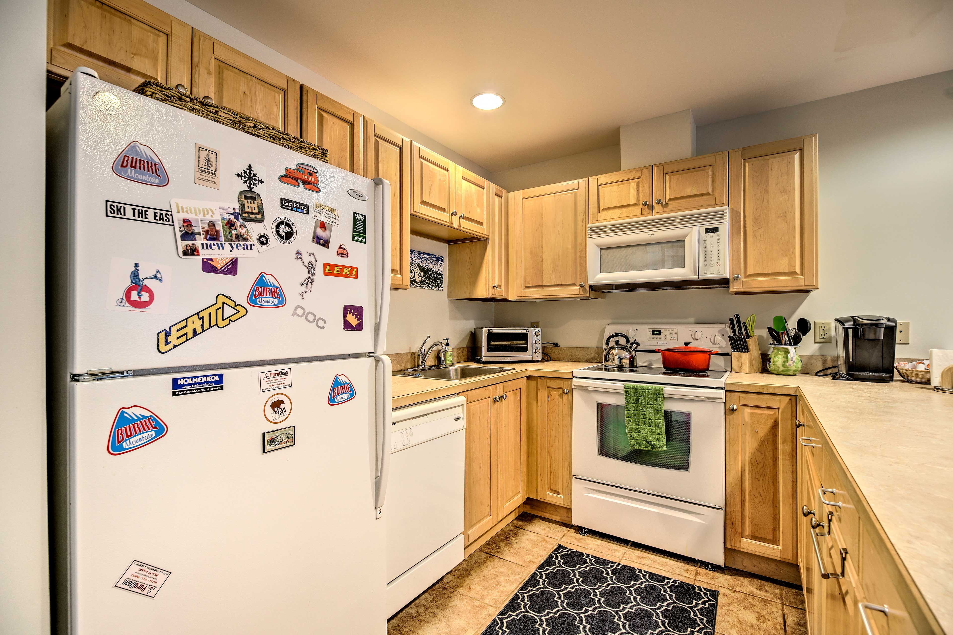 The fully equipped kitchen makes preparing meals easy!