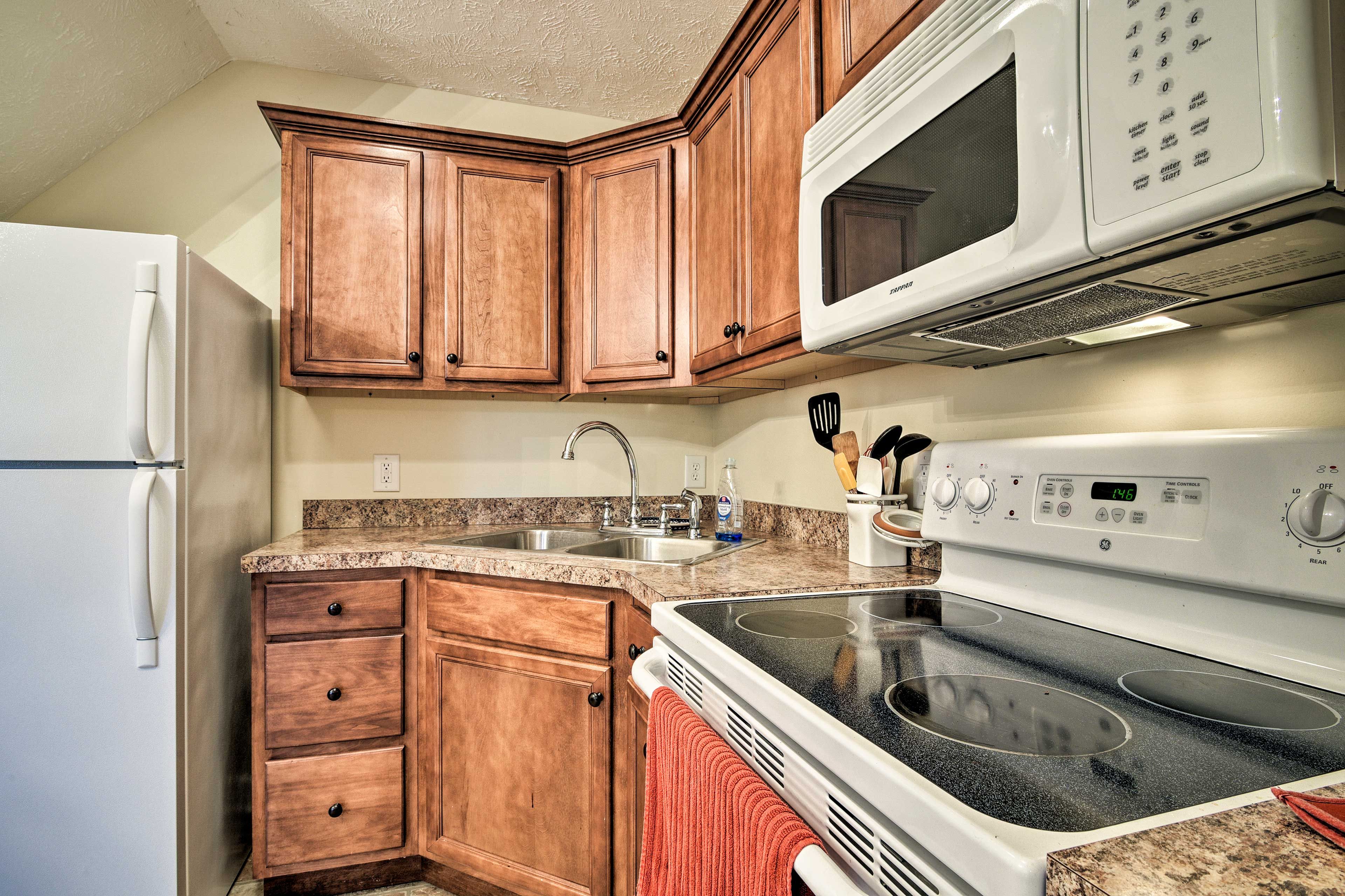 The kitchen is equipped with all you need to cook.