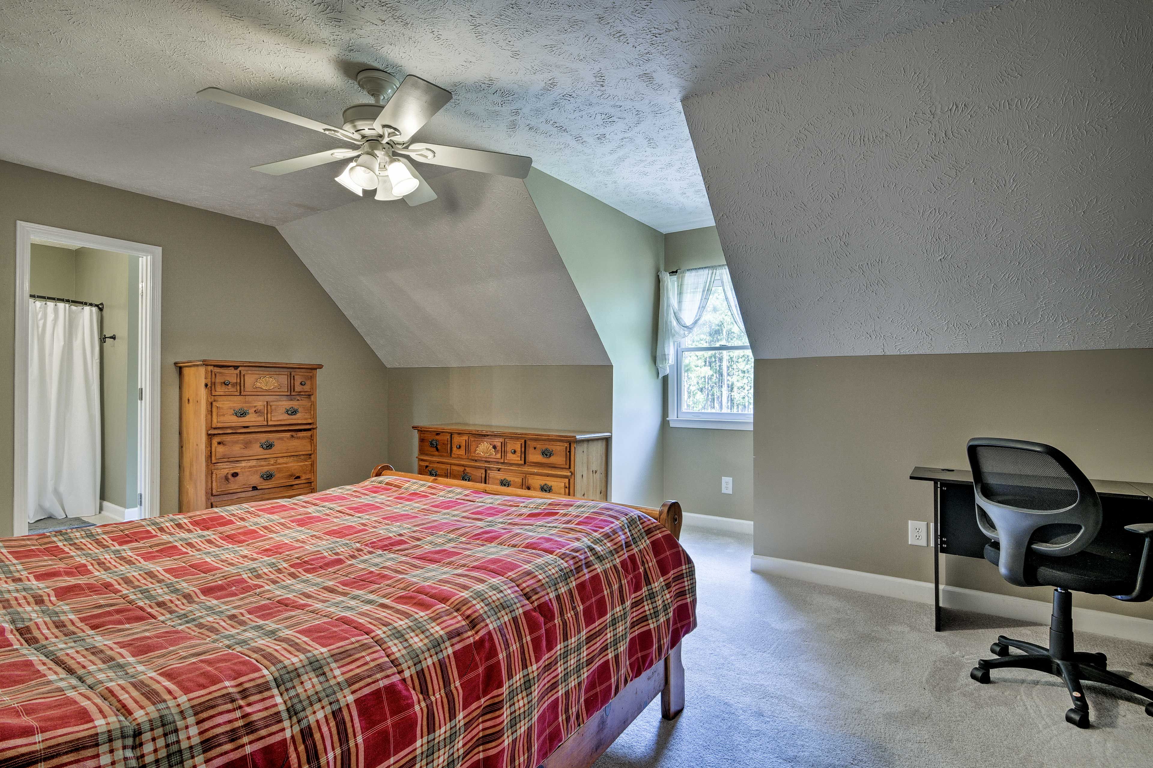 There's plenty of storage space in the 2 dressers.