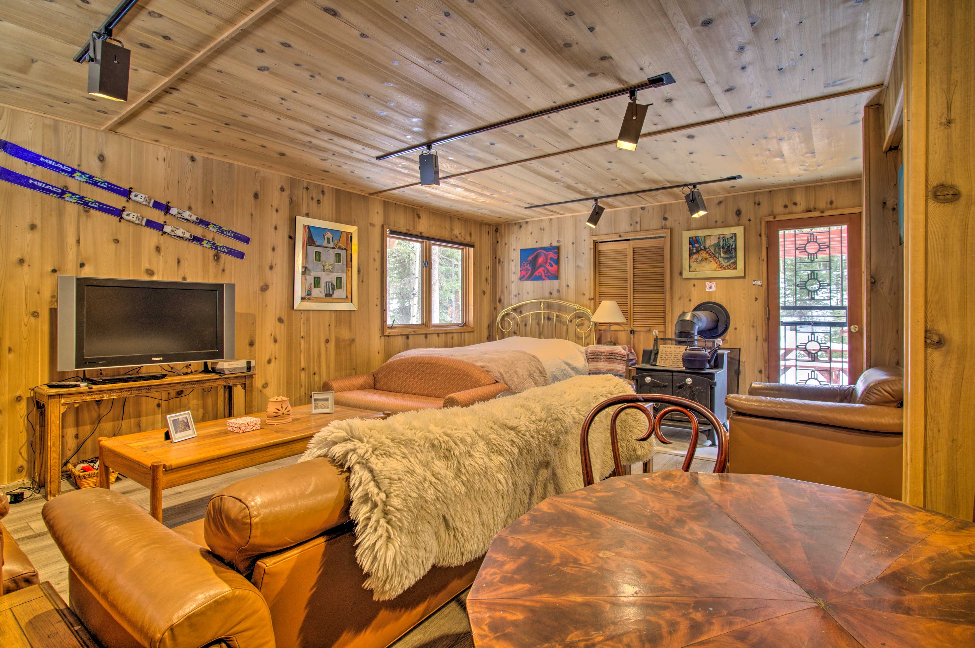 Reading Room | Queen Bed | Downstairs | Stairs Required