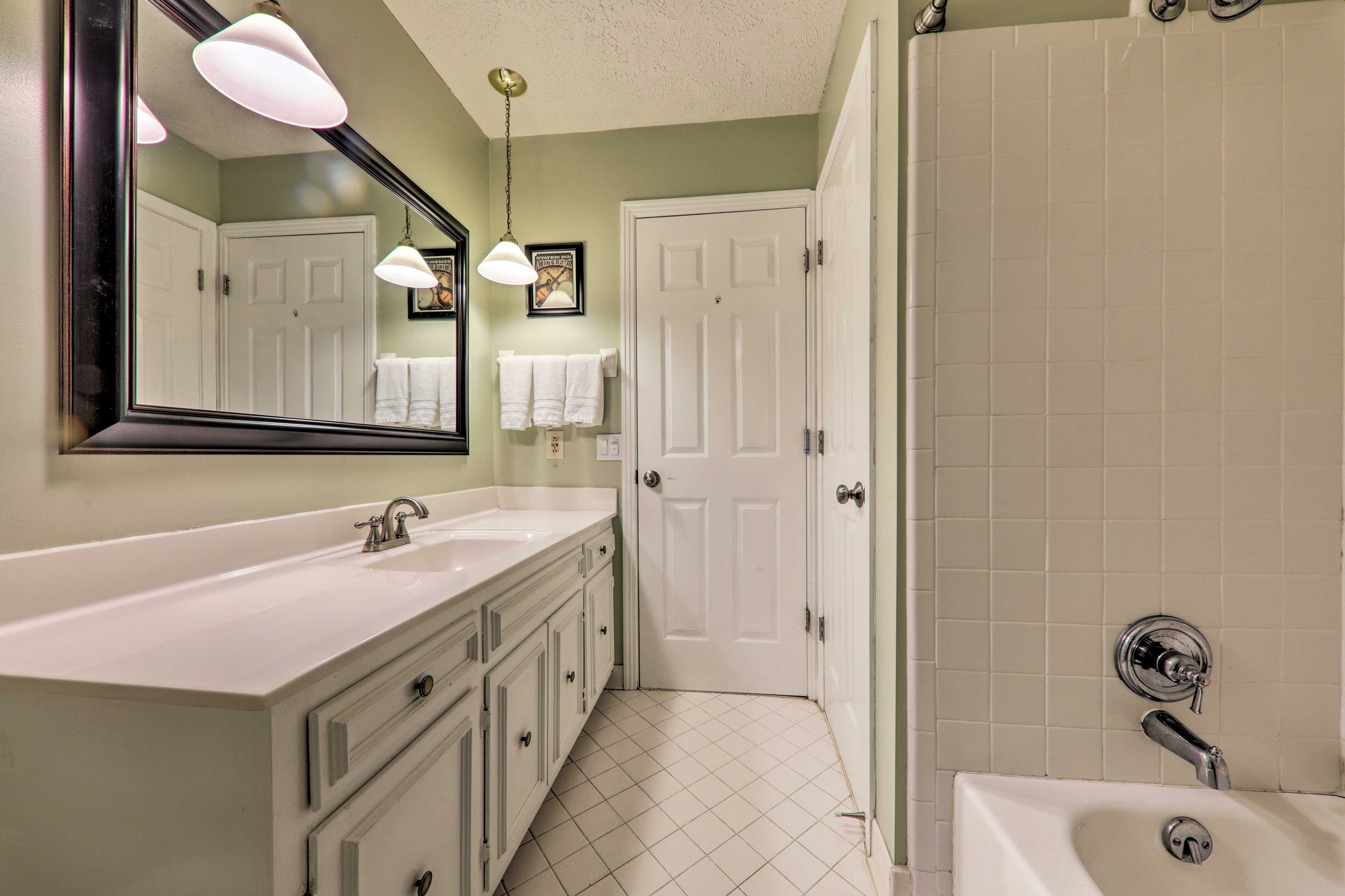 Full Bathroom | Complimentary Toiletries | Haridryer
