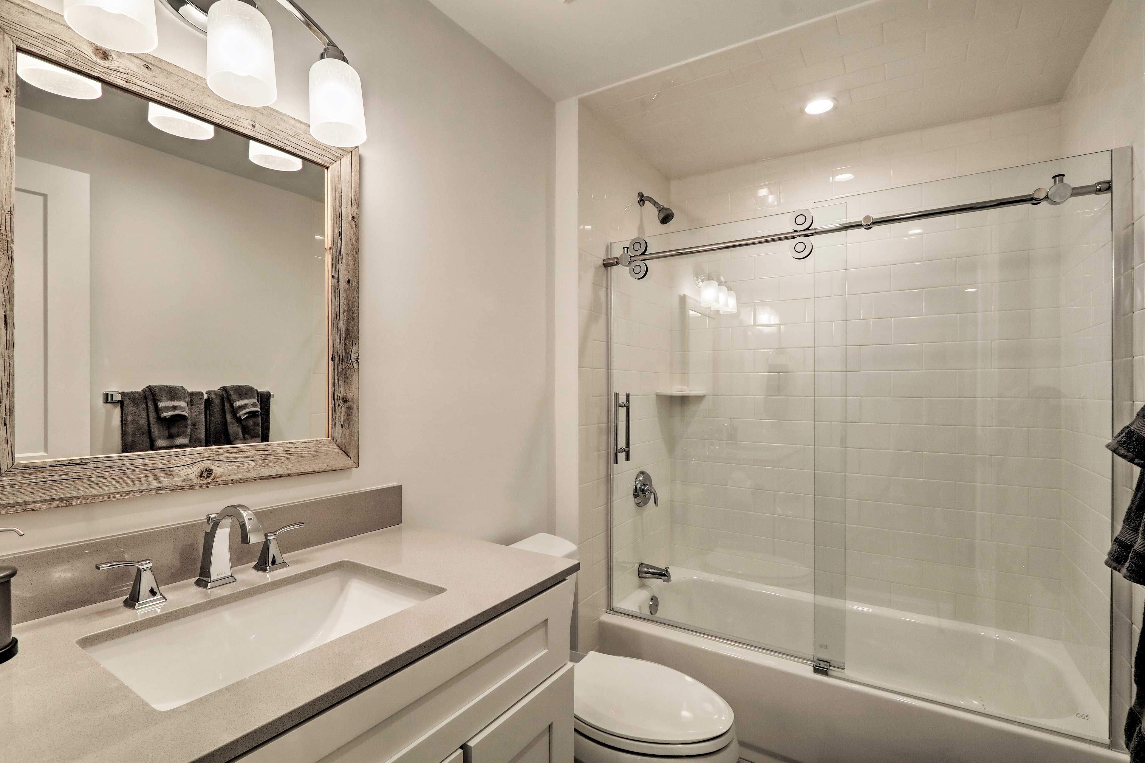 Full Bathroom | Towels Provided