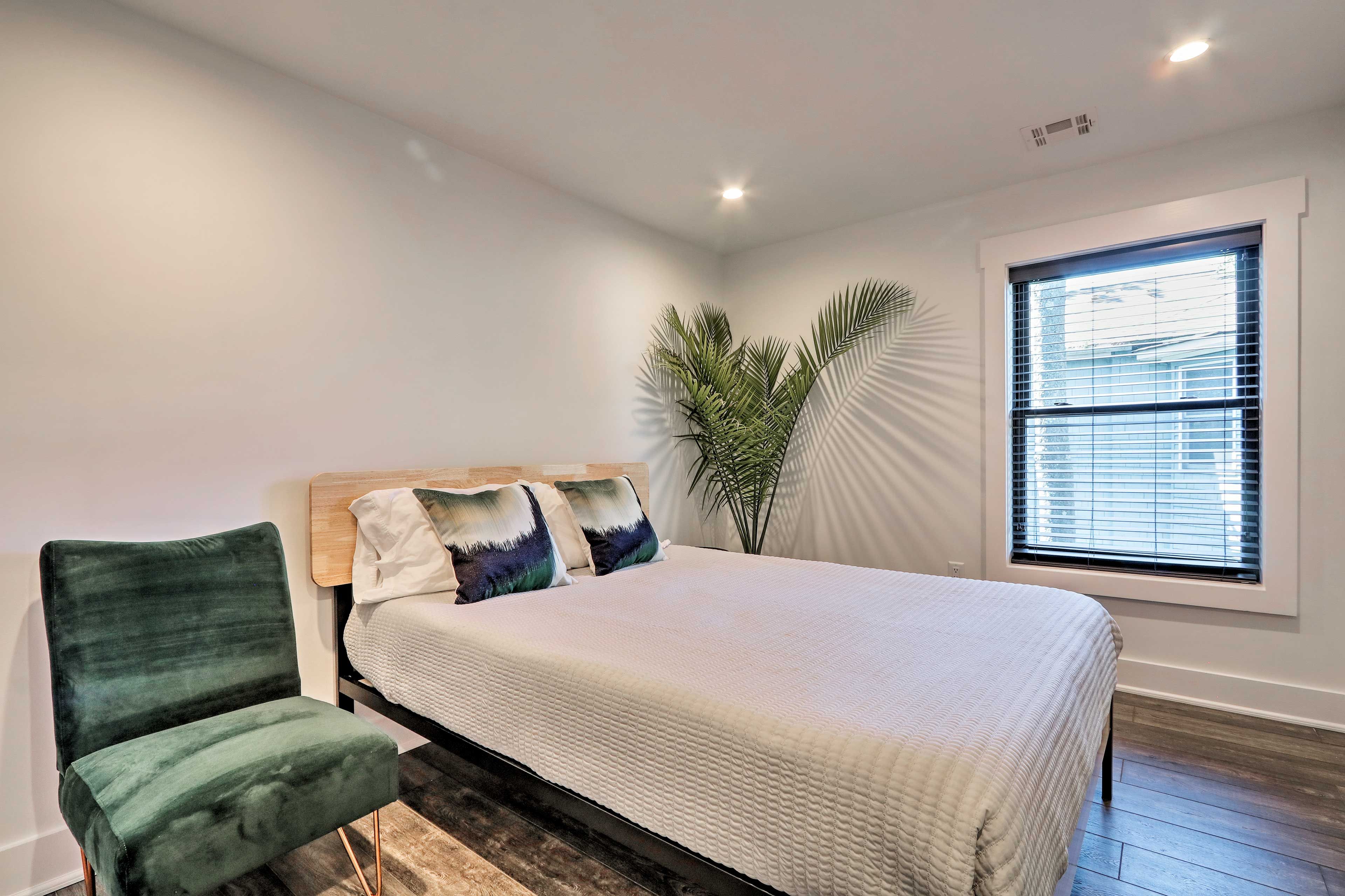 Bedroom 5 | Queen Bed