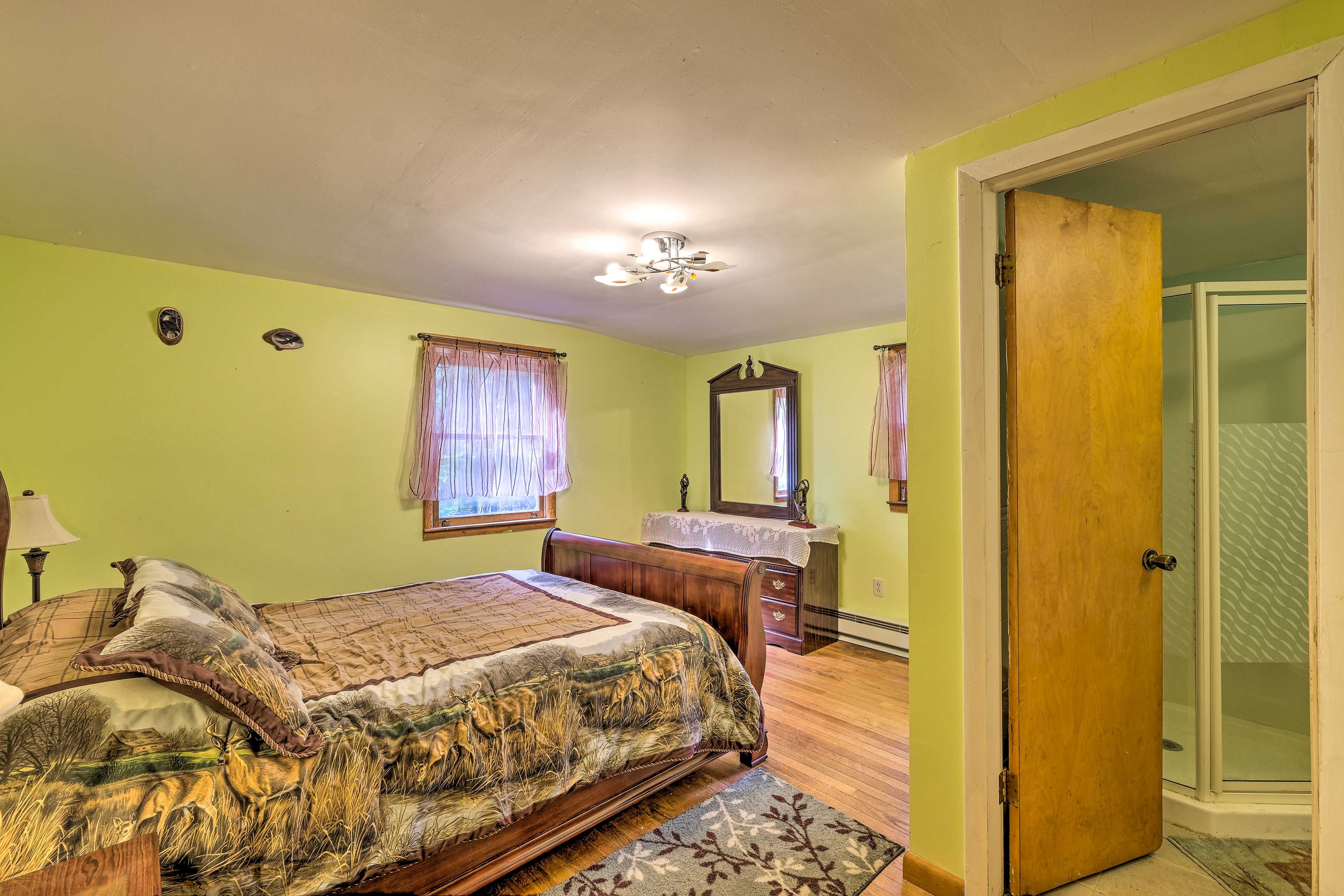 Bedroom 1 | Queen Bed | En-Suite Bathroom