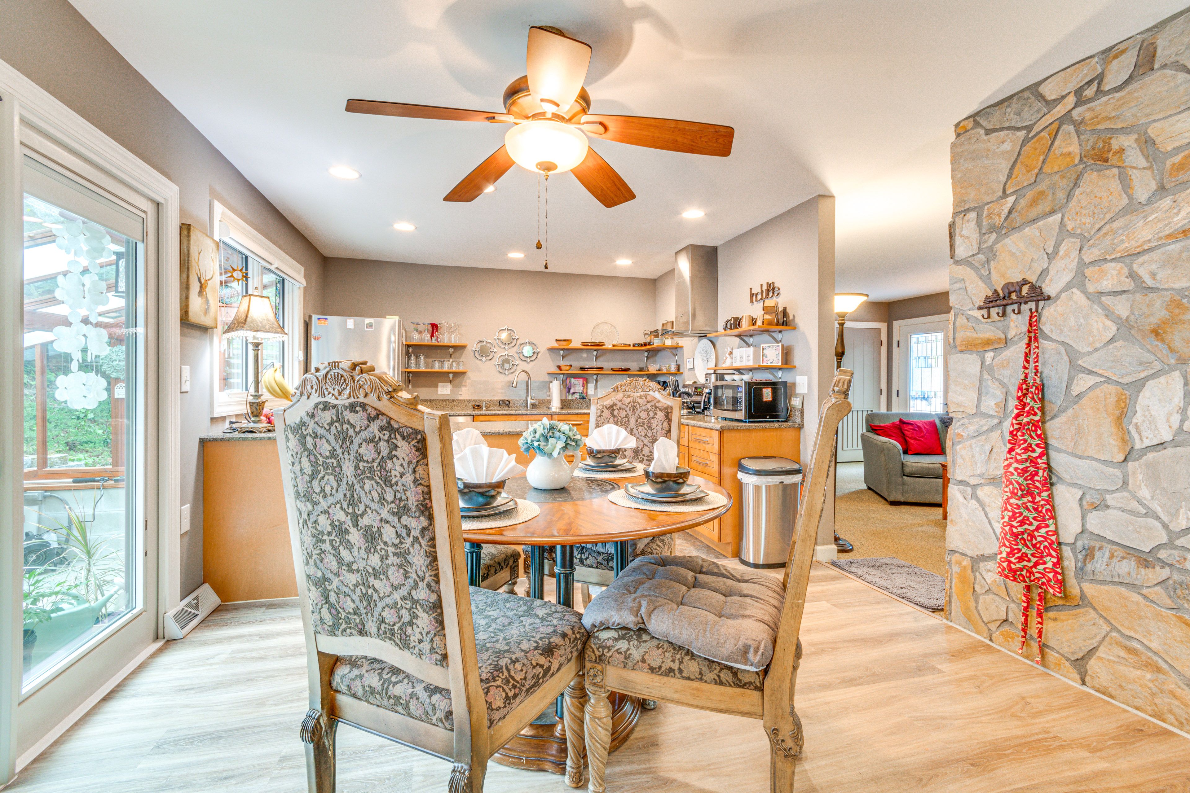 Dining Area | Dishes & Flatware Provided