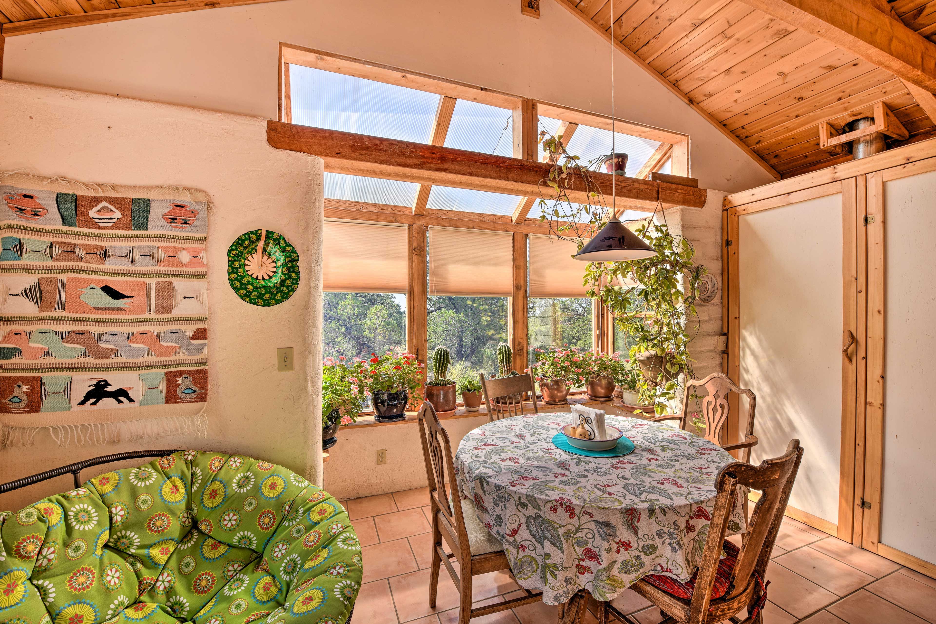 Dining Area | Dishes & Flatware Provided