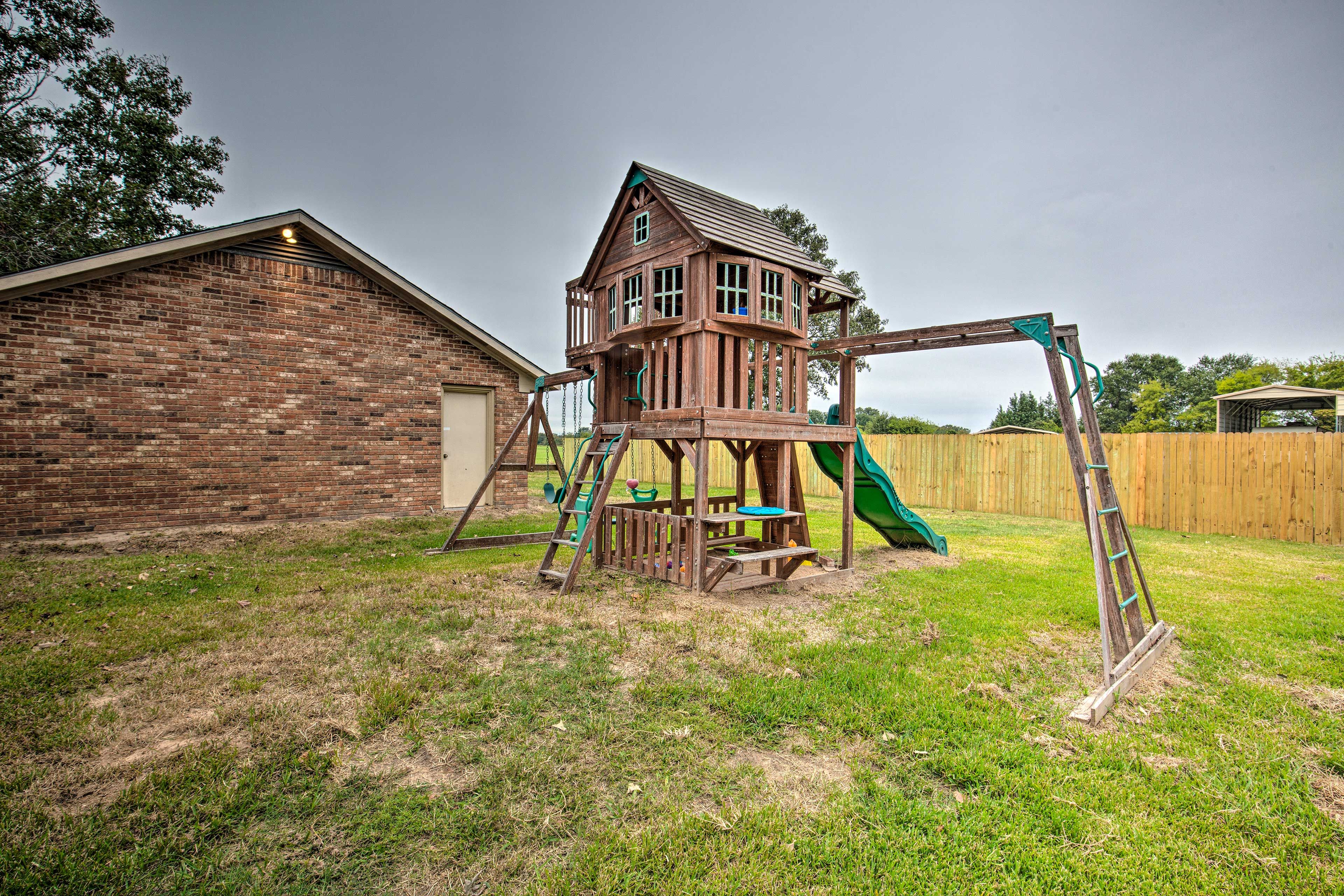 Spacious Yard | Swing Set