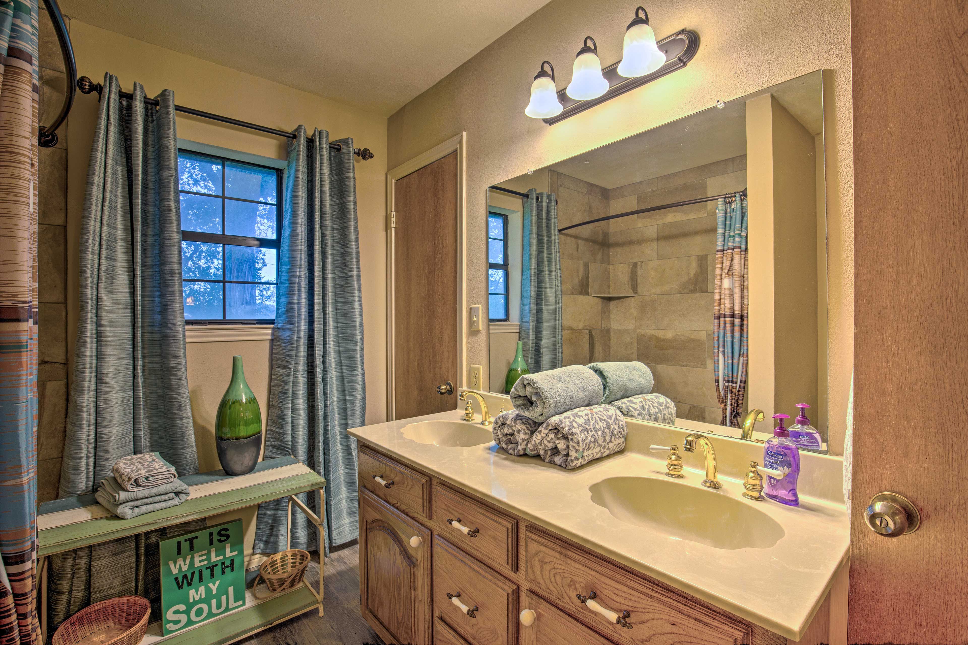 Full Bathroom | Towels & Linens Provided