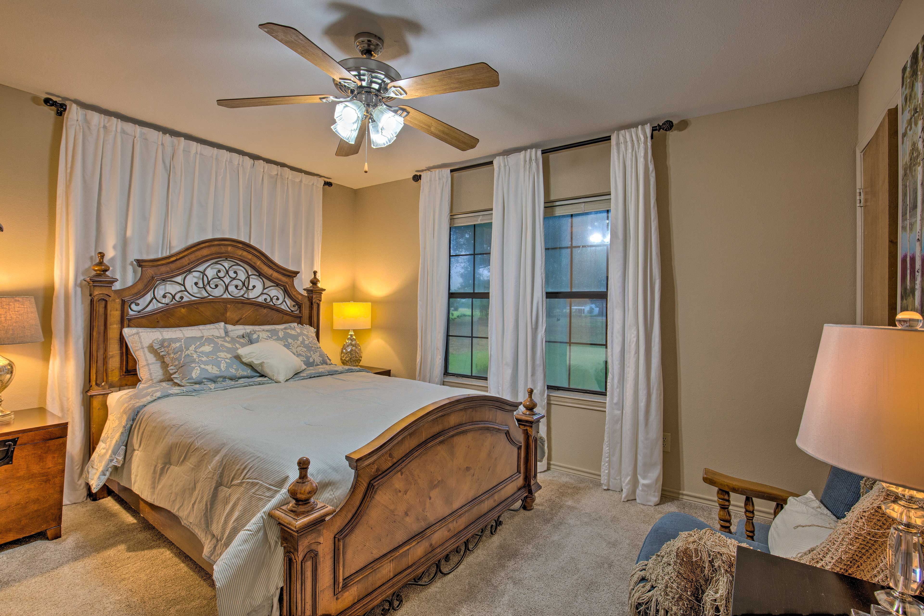 Bedroom 1 | Queen Bed