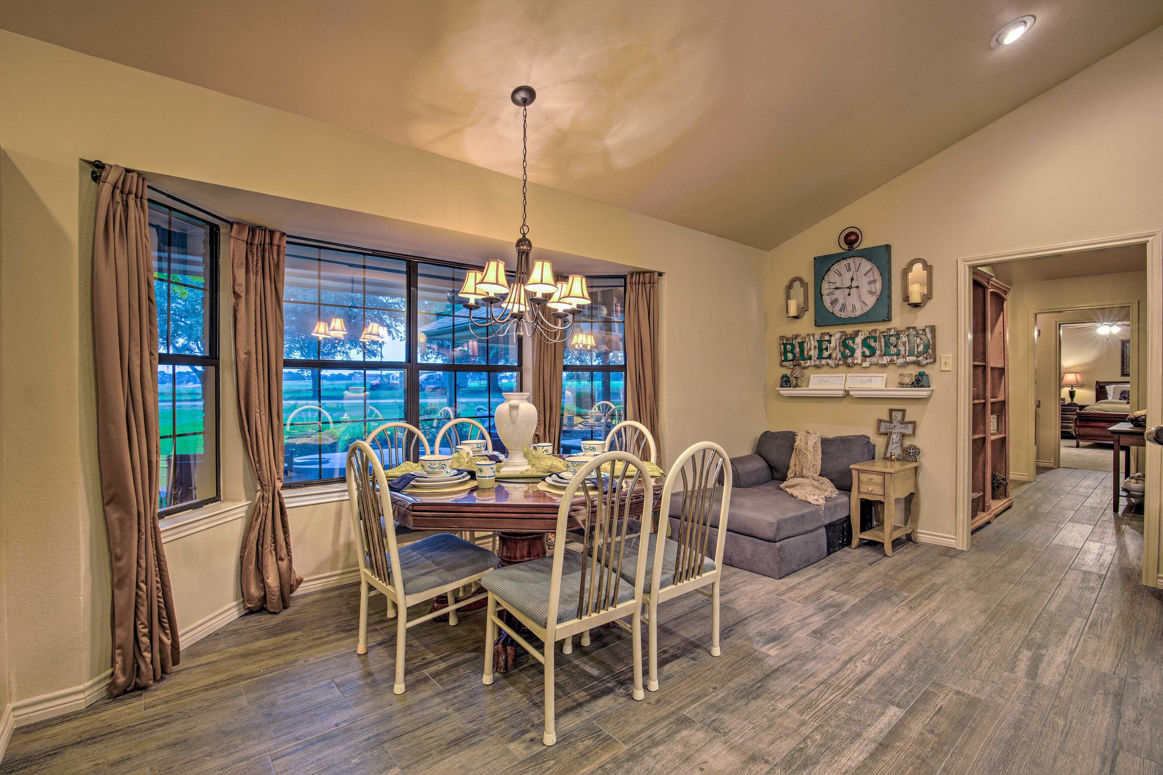 Dining Area | Dishes & Flatware Provided