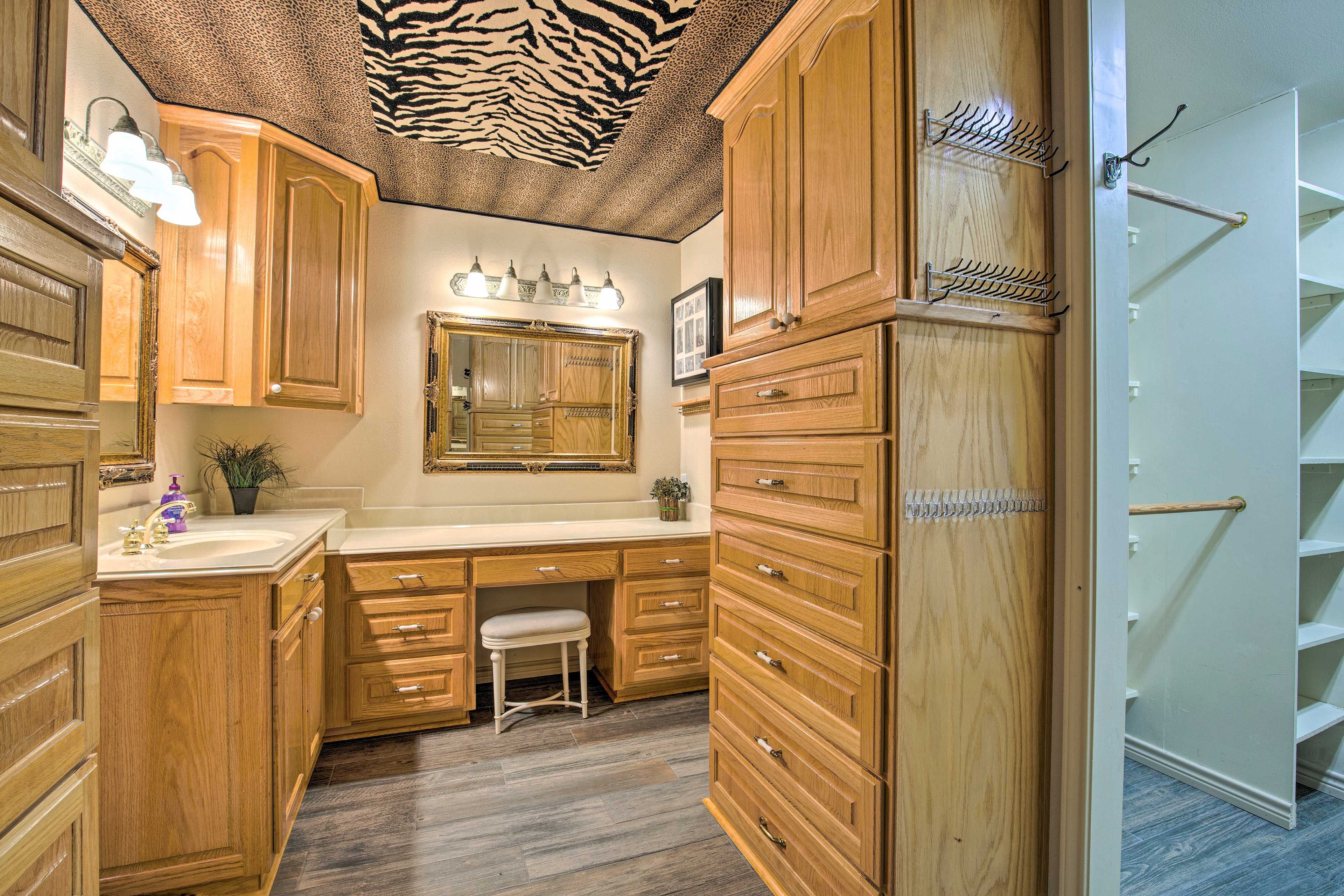 En-Suite Bathroom | Walk-In Closet | Jetted Tub