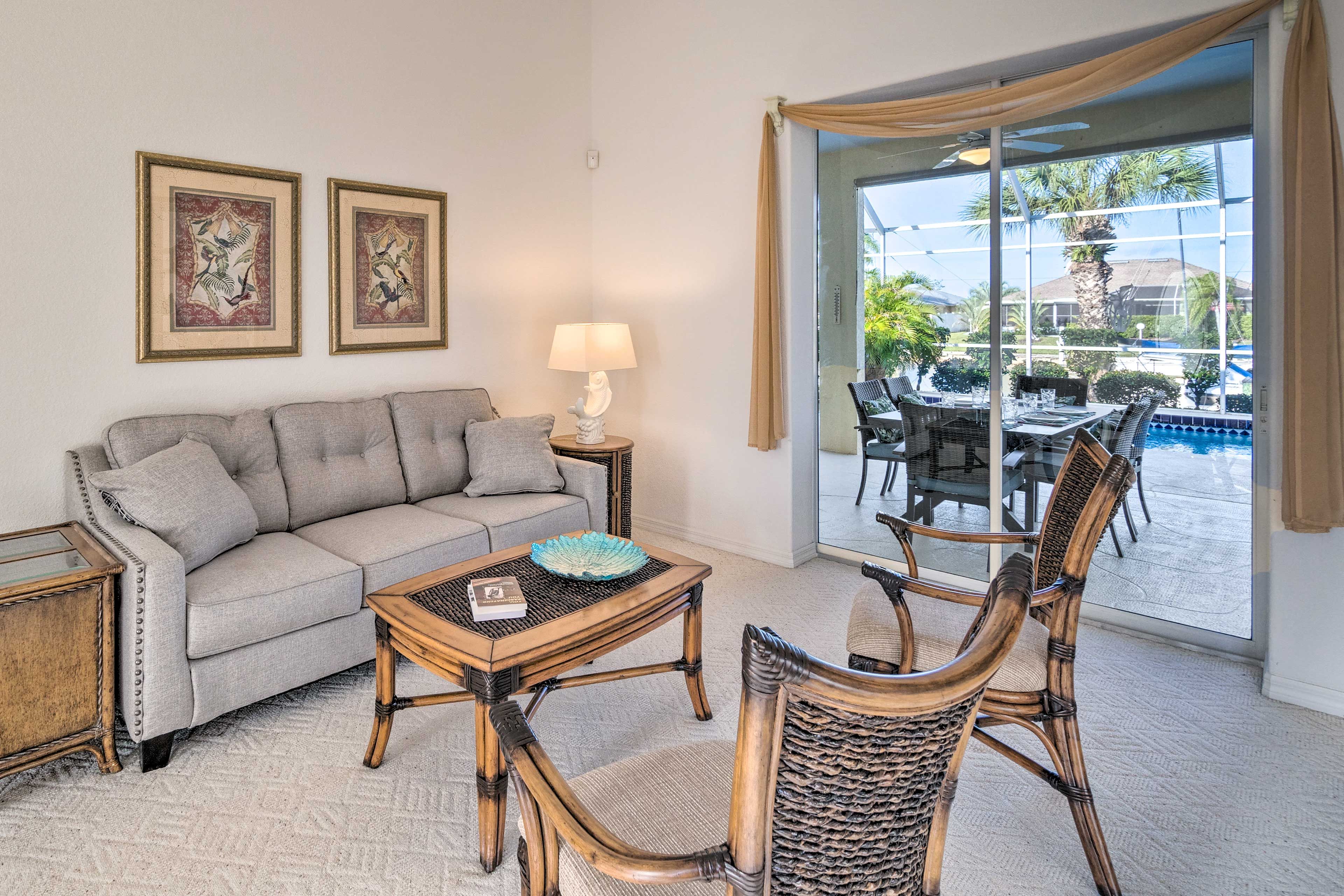 Living Room | Free WiFi | Cable TV | Central A/C & Heat