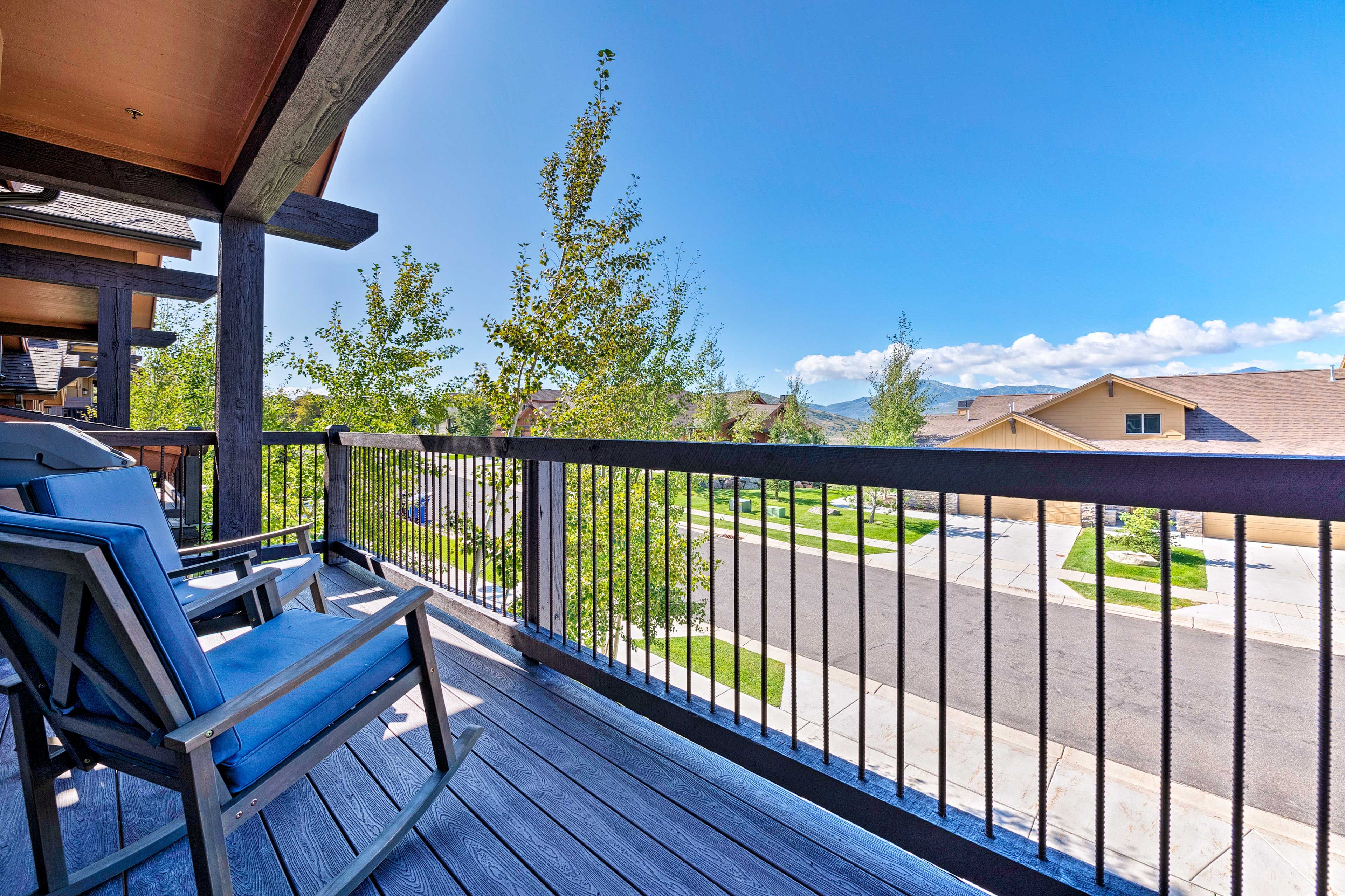 Host your après-ski festivities out on the balcony.