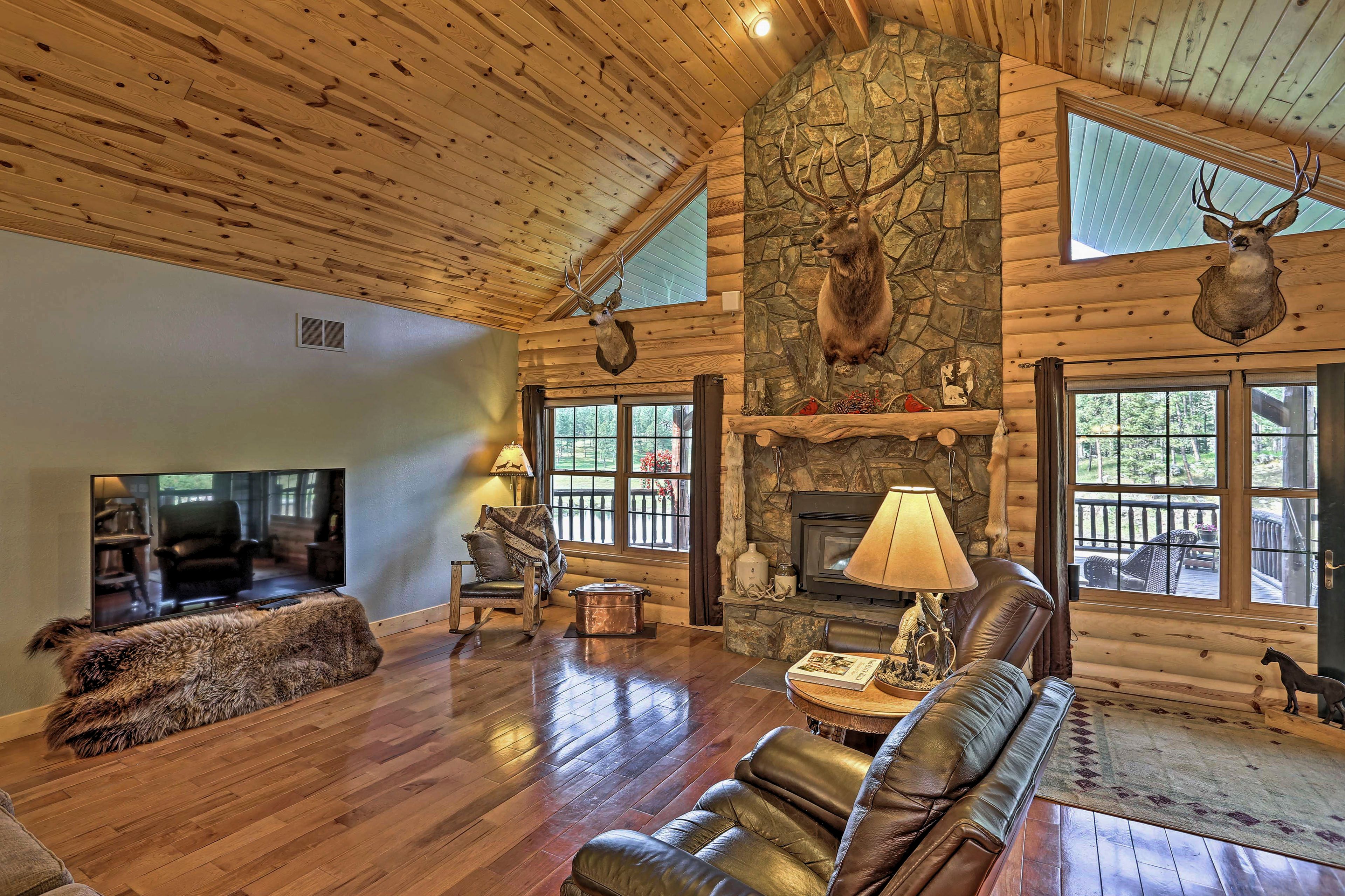 Living Room | Free WiFi | Cable TV | Central A/C & Heat