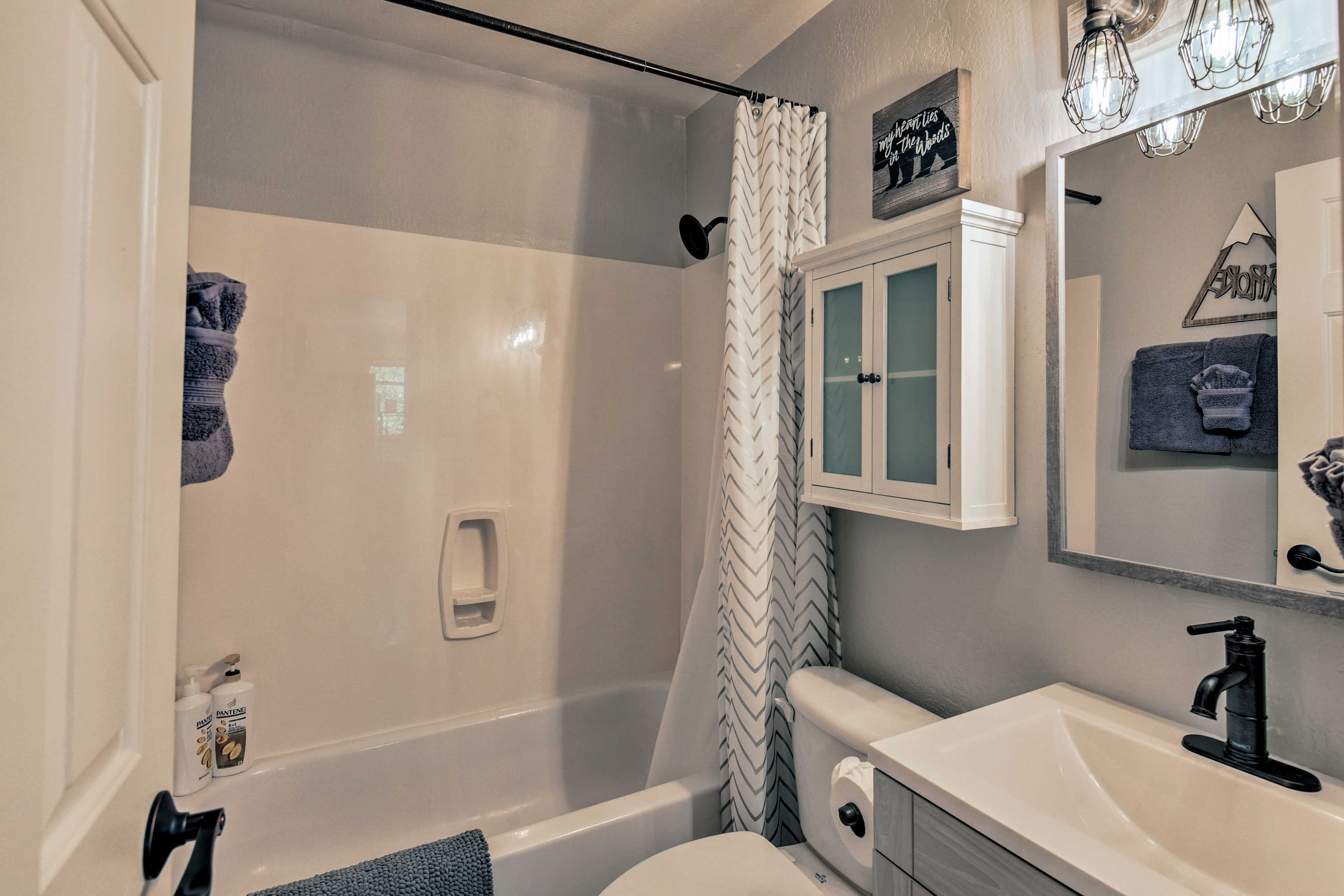 Full Bathroom | Towels Provided | 1st Floor