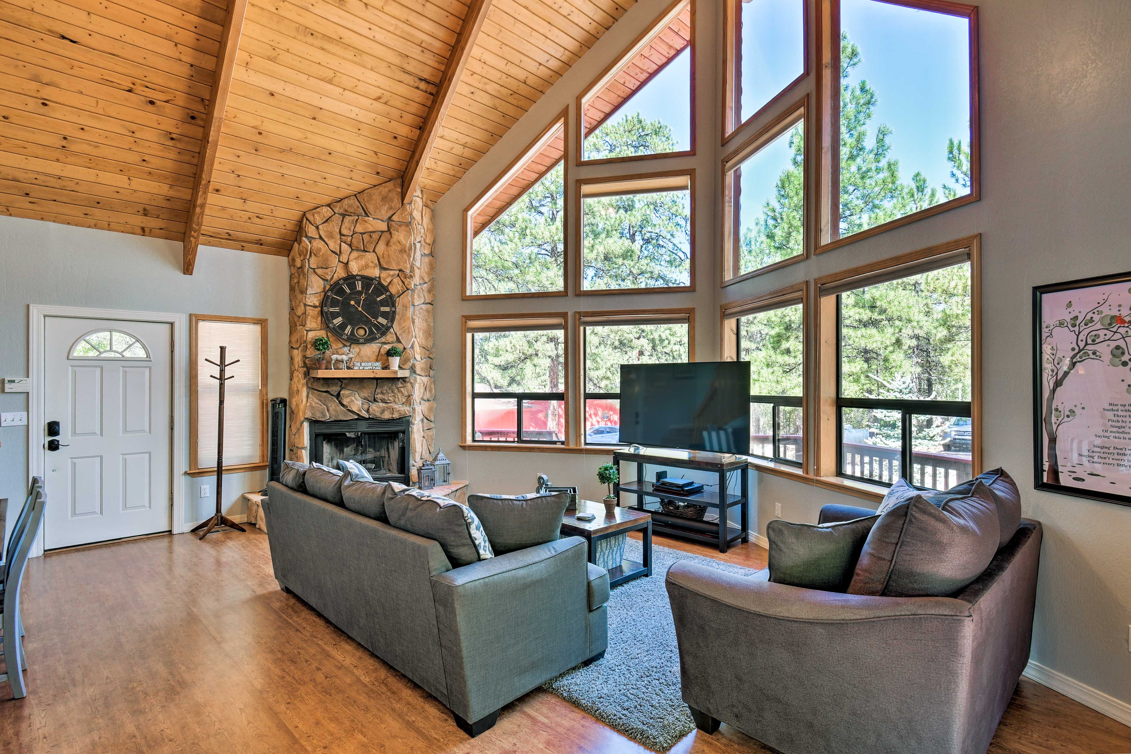 Living Room | Free WiFi | Cable TV | Central Heat | Portable A/C Unit