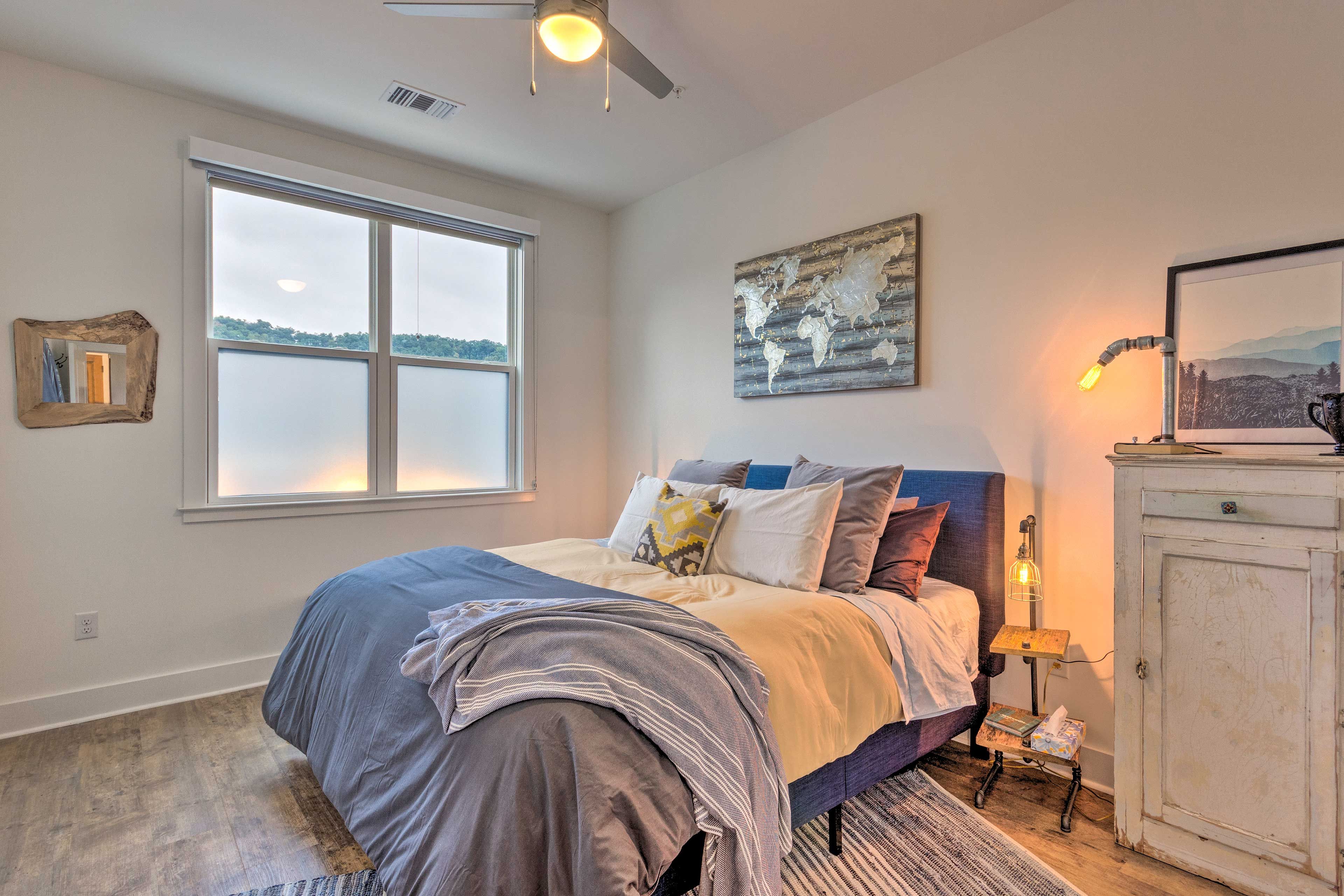 Bedroom | King Bed | Linens Provided