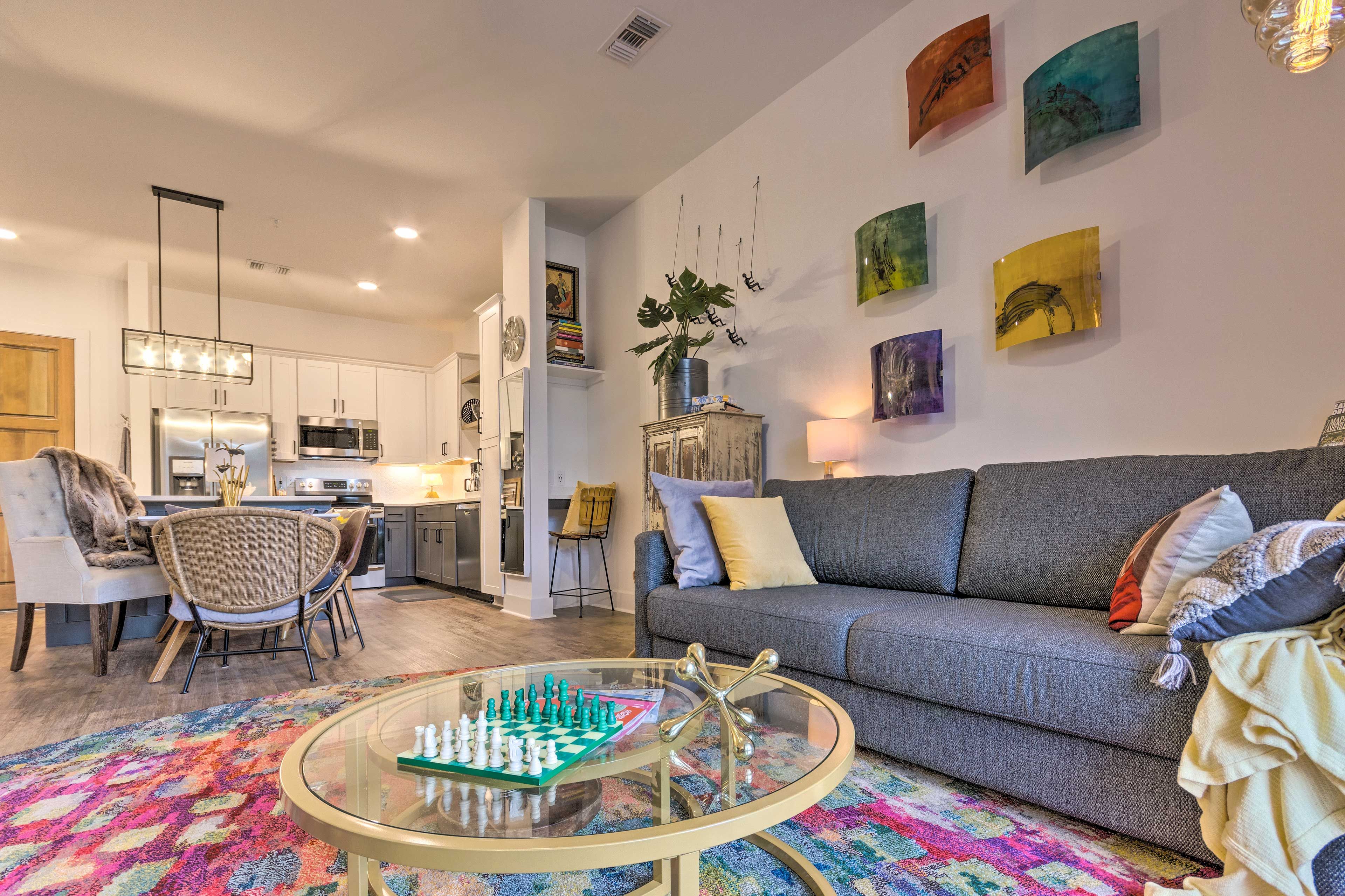 Living Room | Queen Sleeper Sofa | Free WiFi | Smart TV | Central A/C