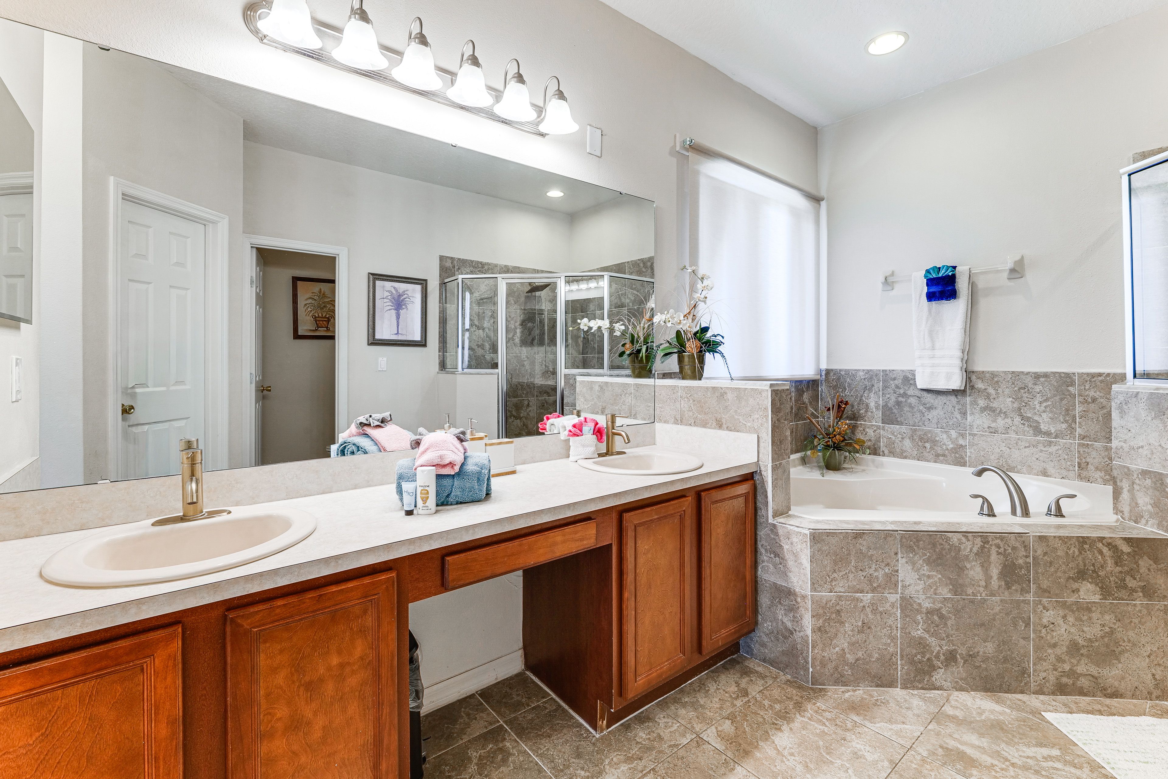 En-Suite Bathroom | Soaking Tub | 1st Floor