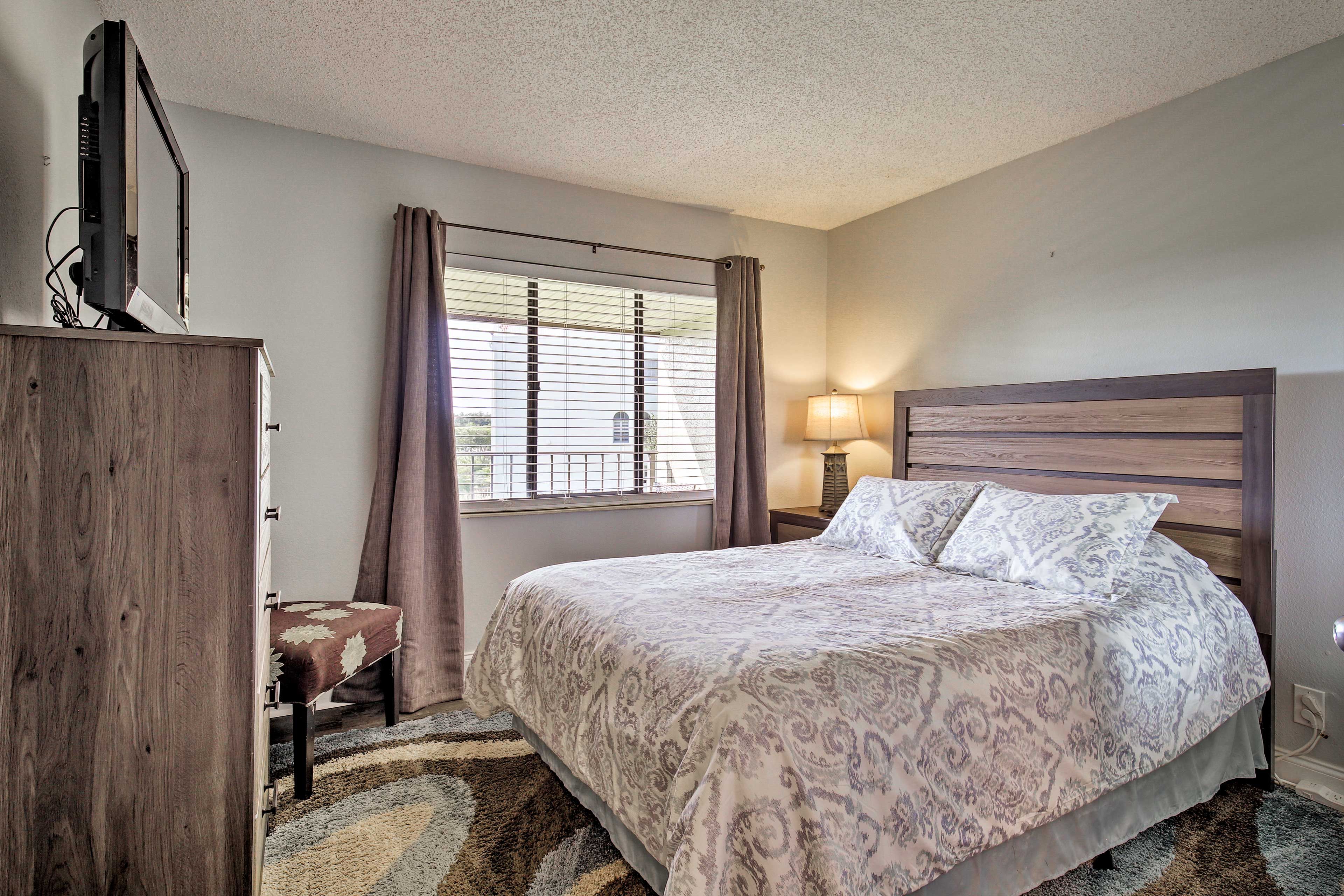 Bedroom 1 | Queen Bed | Linens Provided