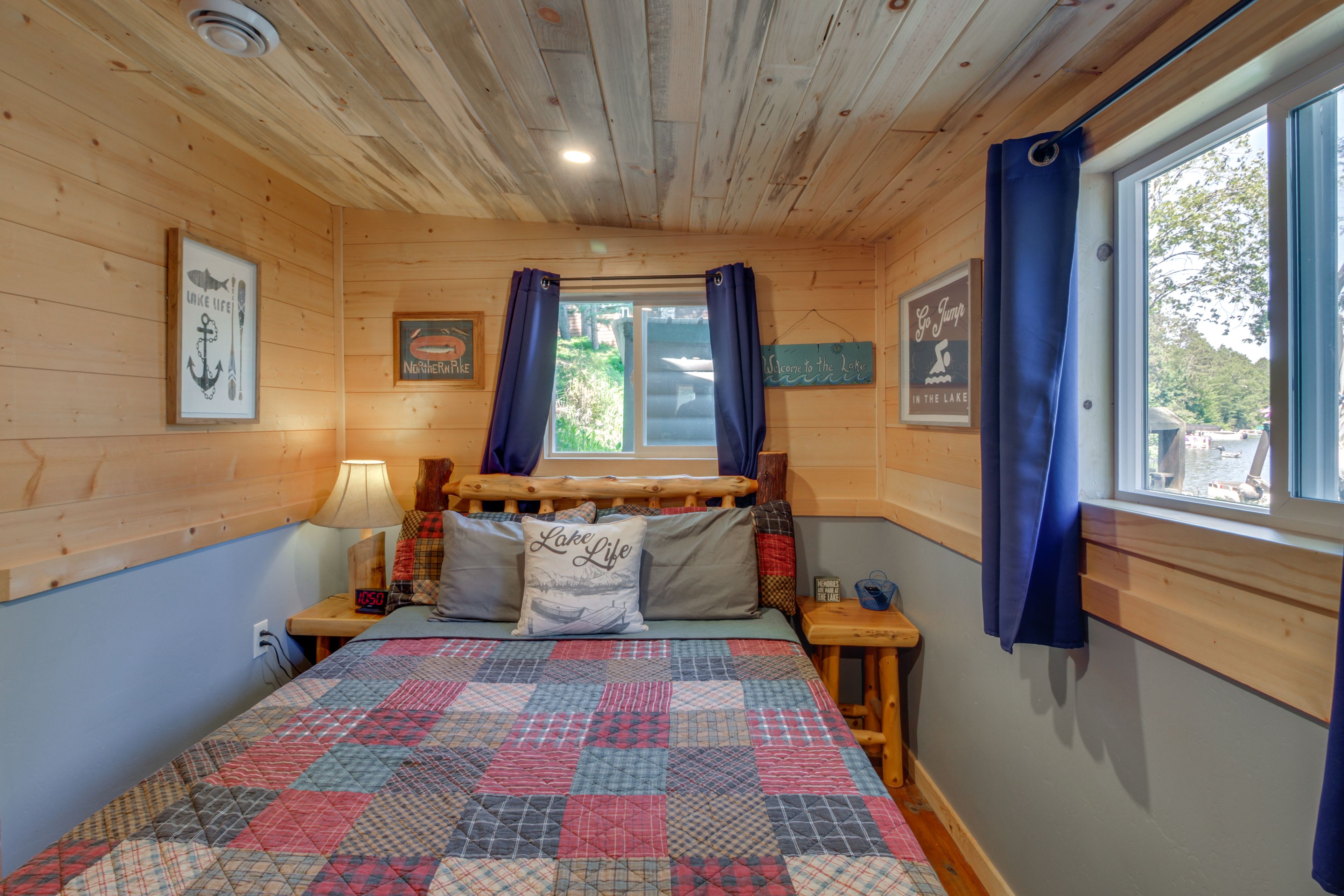 Bedroom 1 | Queen Bed