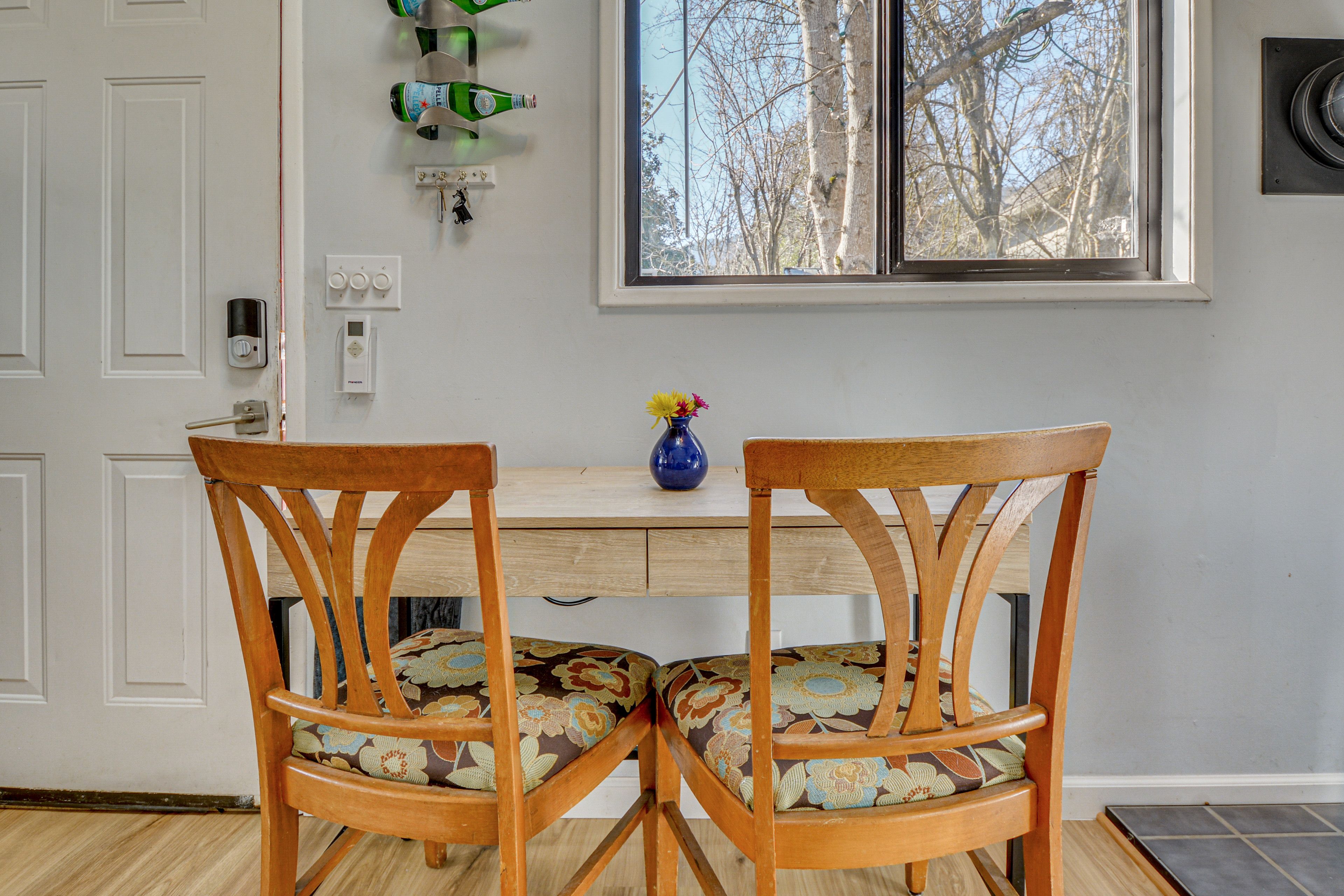 Dining Area | Dishware/Flatware Provided