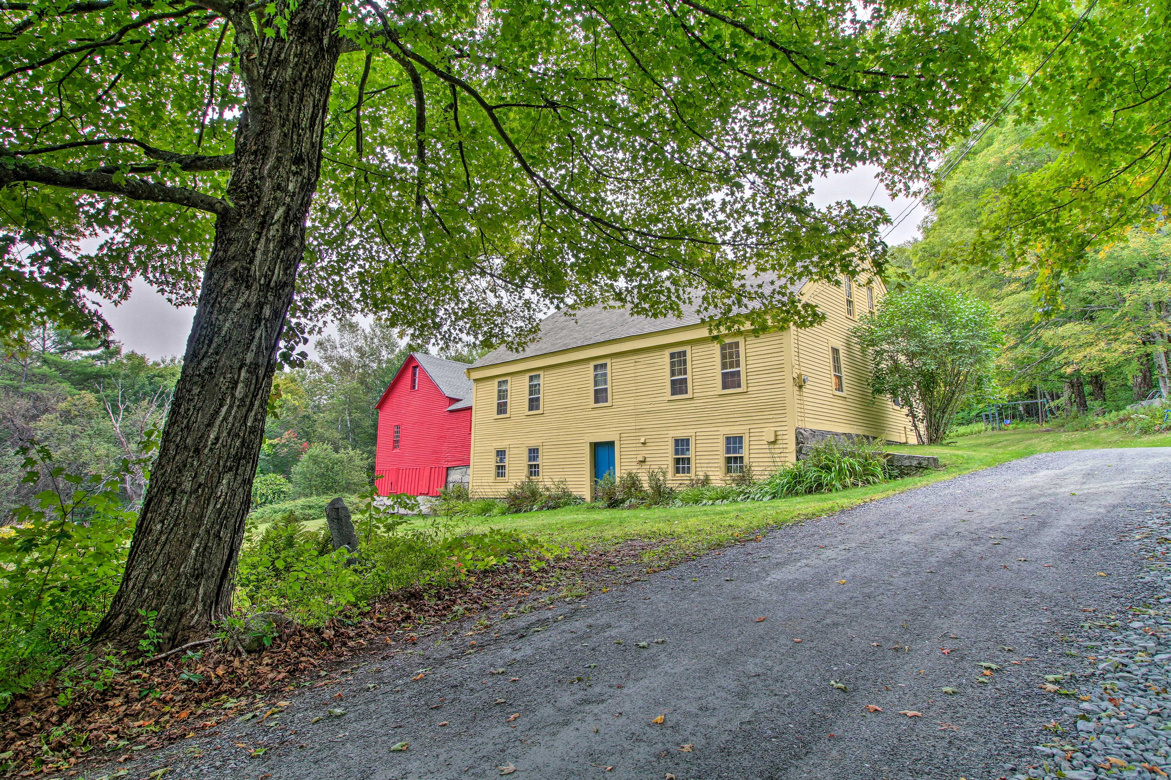Up to 6 vehicles can be parked in the gravel driveway.