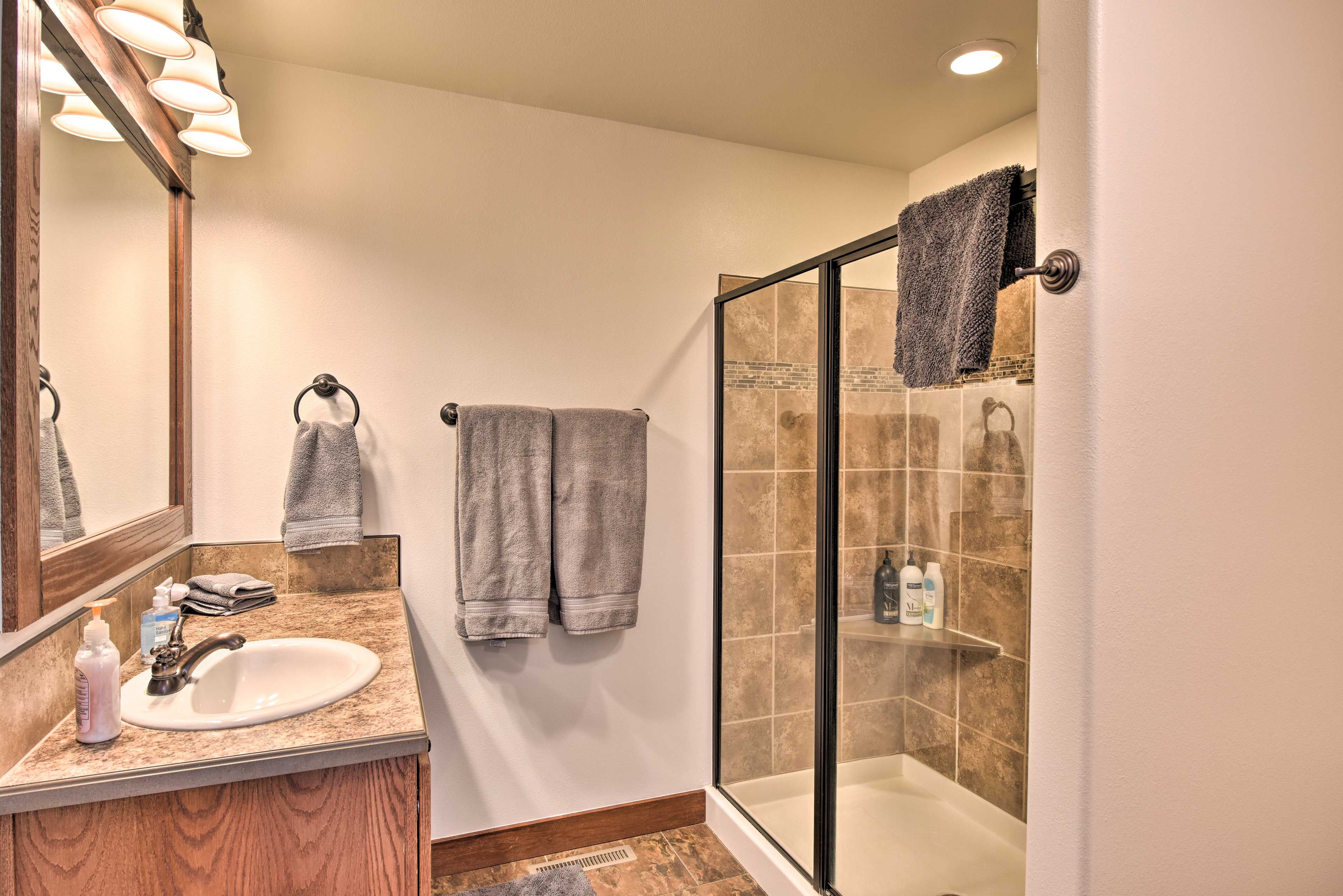 Full Bathroom | Walk-In Shower | Towels Provided