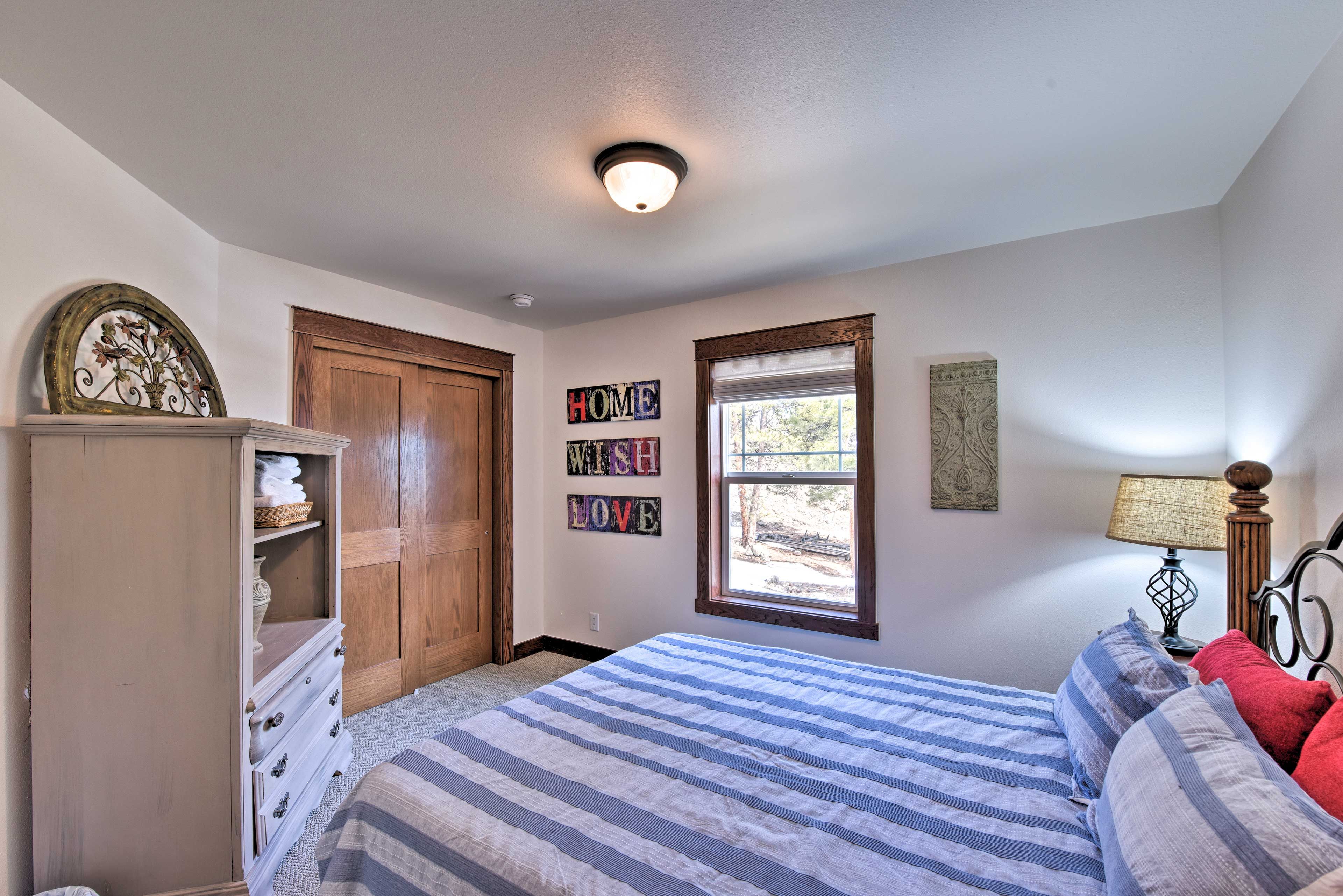 Bedroom 2 | Queen Bed | First Floor