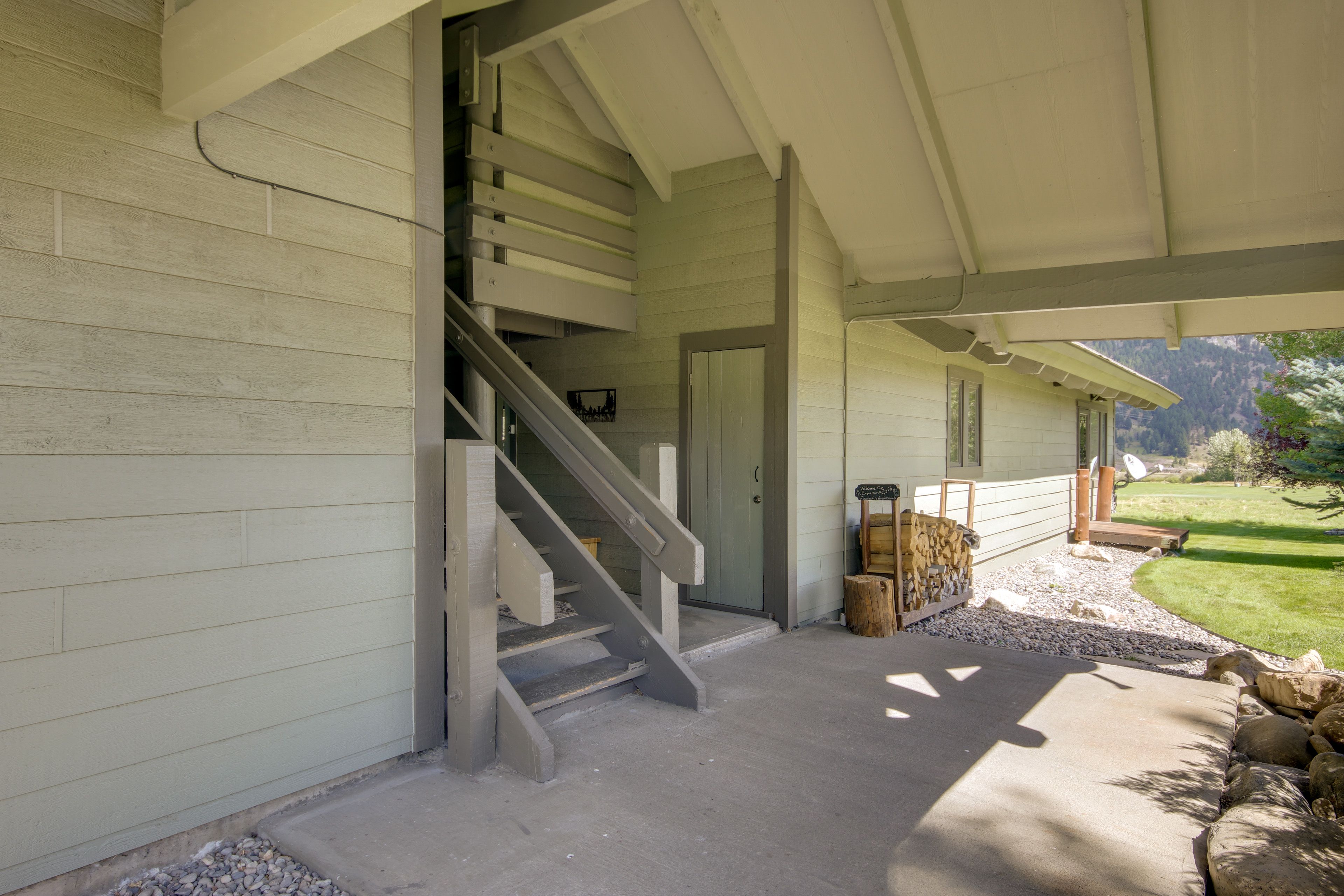 Entryway | Stairs Required