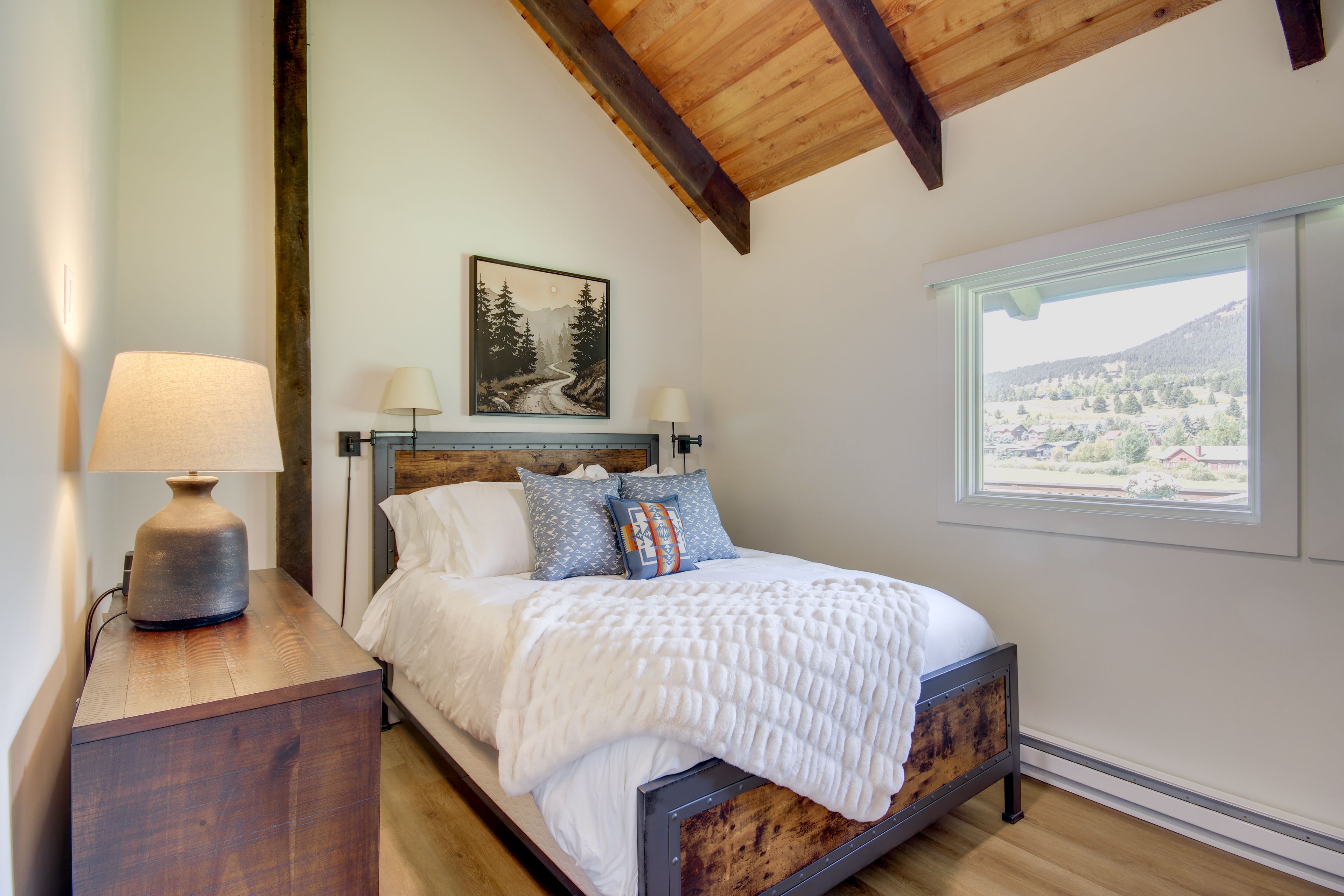 Bedroom 2 | Queen Bed