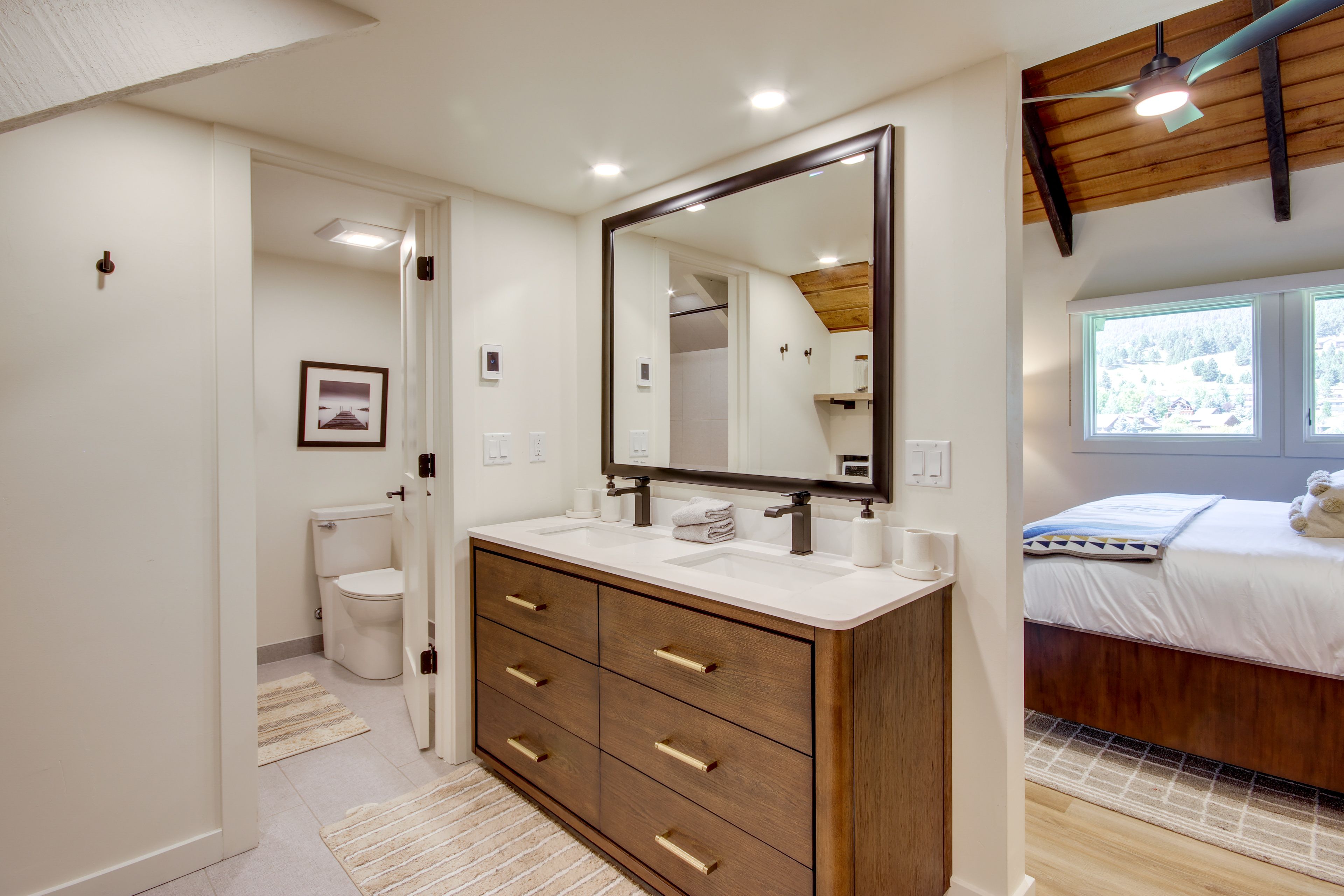 En-Suite Bathroom | Towels Provided | Washer & Dryer