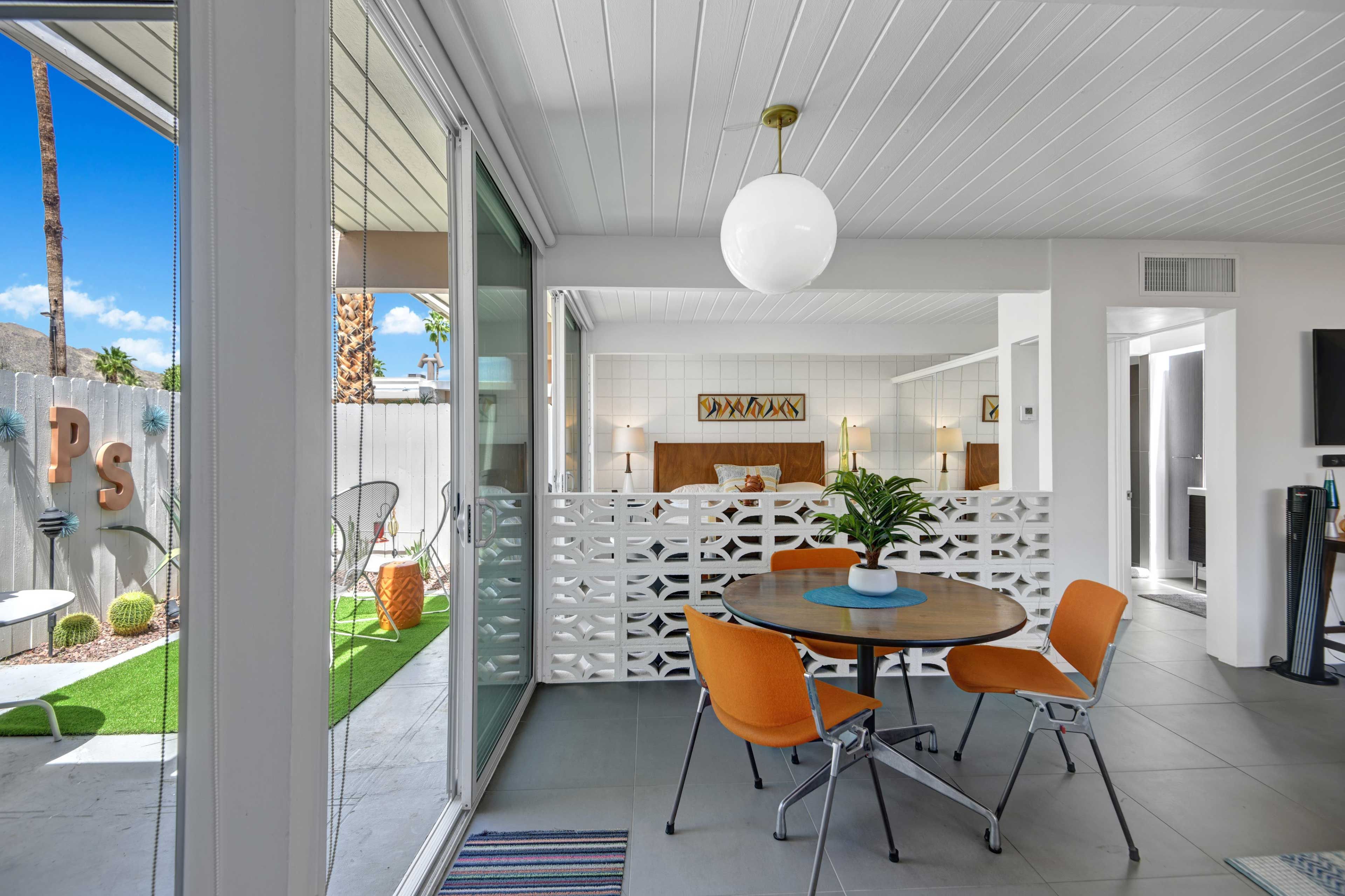 Eating Area | Dishware/Flatware Provided